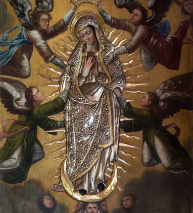 Zdjęcie nr 27: Nastawa ołtarzowa architektoniczna, trójosiowa, jednokondygnacyjna ze zwieńczeniem i bramkami. Ołtarz drewniany, prostopadłościenny; antepedium haftowane. Tabernakulum metalowe, fakturowane, w formie zbliżonej do prostopadłościennej skrzynki, ustawione na niskim cokole, o wypukłej ściance frontowej, flankowane parą kolumn o kompozytowych kapitelach. Drzwiczki w kształcie stojącego prostokąta, zamkniętego łukiem nadwieszonym; w polu kielich z hostią, a po bokach winna winorośl i kłosy zbóż. Powyżej jest tron wystawienia o fantazyjnym kształcie, ujęty po bokach wolutami, na których usadzone są dwa putta. W polu maska lunarna, otoczona promienistą glorią, a w zwieńczeniu muszla palmetowa. Nastawa ustawiona jest na wysokim, zdwojonym cokole, flankowana dwiema parami zdwojonych pilastrów, ustawionych ukośnie. Bramki w kształcie stojących prostokątów, zamkniętych półkoliście, w profilowanej obudowie zwieńczonej wolutowo. Drzwiczki dekorowane są malowanym bukietem kwiatów w wazonie. Kondygnacja o delikatnie wklęsłym przebiegu, ujęta dwiema parami zdwojonych, kanelowanych pilastrów, z których wewnętrzne ustawione są pod kątem. Podpory dźwigają pełne belkowanie, wyłamane nad osiami. Na linii wewnętrznych podpór ustawione są dwa cokoły, na których osadzono dwie główki aniołków, a na linii skrajnych podpór wolutowe przyczółki; z kolei pomiędzy nimi znajdują się fantazyjne woluty. W polu środkowym w ramie o kształcie stojącego prostokąta, zamkniętego łukiem wklęsło-wypukłym z uskokami umieszczony jest obraz Wniebowzięcia Najświętszej Marii Panny, a na zasuwie obraz św. Marcina oraz płótno przedstawiające Chrystusa Ukrzyżowanego. W osiach bocznych obrazy: po lewej św. Szczepan, a po prawej św. Wawrzyniec. Przed skrajnymi podporami ustawione są figury: po lewej św. Piotra, a po prawej św. Pawła. Nad polem głównym zawieszona jest gołębica Ducha Świętego na tle srebrzonych obłoków i promienistej glorii. Zwieńczenie w formie zbliżonej do leżącego prostokąta ujętego spływami wolutowymi, zamknięte profilowanym gzymsem i rocaille’ami. W polu obraz św. Marcina. Struktura polichromowana w kolorze jasnobeżowym, ornamentyka złocona, detale srebrzone.



