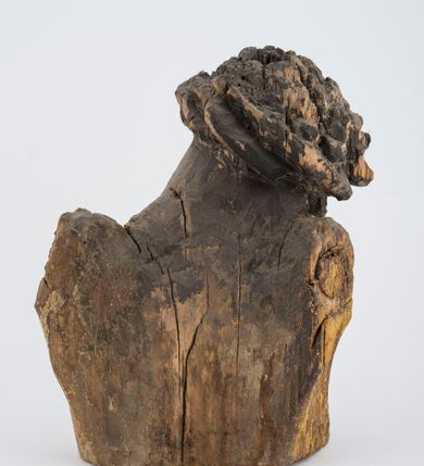 Zdjęcie nr 7: Fragment pełnoplastycznej rzeźby Jezusa Ukrzyżowanego.  Zachował się tors wraz z głową pochyloną na prawy bark. Twarz pociągła z wąskim, prostym nosem, zamkniętymi oczami, wąskimi, lekko rozchylonymi ustami, okolona zarostem i długimi, zwiniętymi w pukle włosami opadającymi na prawe ramię i plecy; na głowie korona cierniowa. 