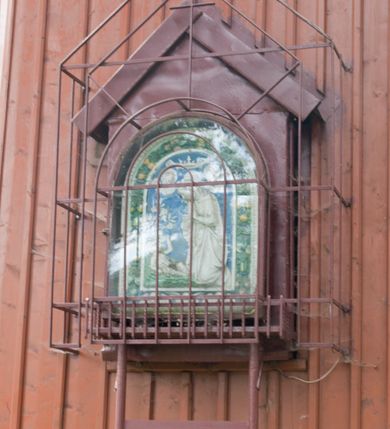 Zdjęcie nr 12: Kościół usytuowany na wzniesieniu, w otoczeniu bogatego drzewostanu. Orientowany, jednonawowy, z zamkniętym trójbocznie prezbiterium i przylegającą od północy zakrystią. Od południa i zachodu do korpusu przylegają kruchty. Nawa na planie prostokąta, szersza od prezbiterium. Wewnątrz pozorne sklepienie kolebkowe, w nawie z płaskimi odcinkami stropowymi po bokach, podpartymi na profilowanych słupach ustawionych na cokołach. Ściany opięte pilastrami naśladującymi formę słupów. Prezbiterium od korpusu oddziela łuk tęczowy, półkolisty, profilowany, ozdobiony ornamentem sznurowym, wsparty na profilowanych kroksztynach dekorowanych drewnianymi rozetami. Od zachodu parapet chóru muzycznego na planie prostokąta oparty na dwóch wielobocznych słupach, front dekorowany motywem w formie powtarzających się zwróconych do siebie par esownic i napisem „MIŁOŚCIĄ WIECZNĄ UMIŁOWAŁEM CIĘ” rozdzielonym wizerunkiem pelikana karmiącego młode własną krwią. Od południa schody prowadzące na chór z analogiczną dekoracją. Fasada prosta, zamknięta daszkiem krytym gontem, zwieńczona trójkątnie. Korpus z trzech stron wzmocniony belkami. Od strony północnej i południowej po dwa okna prostokątne zwieńczone niewielkimi blaszanymi daszkami. Prezbiterium od strony południowej opięte dwoma belkami, z prostokątnym oknem. Na ścianie wschodniej, na zewnątrz, kapliczka z ceramicznym przedstawieniem Matki Boskiej z Dzieciątkiem. W ścianach wschodniej i północnej zakrystii po jednym prostokątnym oknie. Dach dwuspadowy, o jednej kalenicy, od wschodu odzwierciedla układ ścian prezbiterium. Kruchty przykryte dachami dwuspadowymi. Dachy kryte gontem. Na przecięciu korpusu z prezbiterium blaszana, ośmioboczna wieżyczka na sygnaturkę zwieńczona hełmem baniastym ze spłaszczoną kulą z krzyżem. 