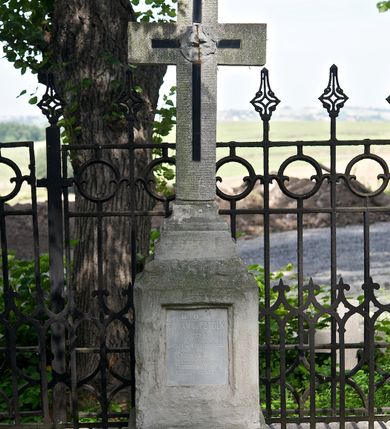 Zdjęcie nr 1: Nagrobek wolnostojący w kształcie krzyża ustawionego na dwustrefowym, wysokim cokole. Ramiona krzyża podkreślono inkrustacją z czarnego kamienia, na przecięciu ramion ślad po mocowaniu medalionu. Na przednim boku cokołu odkuto napis: „D(EO) O(PTIMO) M(AXIMO) / STEFAN hr(abia). POTOCKI / Ur(odzony) 1820 r(oku) / Zmarł w Kościelnikach / 2 Czerwca 1891 r(oku) / BŁOGOSŁAWIENI / KTÓRZY PŁACZĄ”.