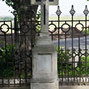 Zdjęcie nr 1: Nagrobek wolnostojący w kształcie krzyża ustawionego na dwustrefowym, wysokim cokole. Ramiona krzyża podkreślono inkrustacją z czarnego kamienia, na przecięciu ramion ślad po mocowaniu medalionu. Na przednim boku cokołu odkuto napis: „D(EO) O(PTIMO) M(AXIMO) / STEFAN hr(abia). POTOCKI / Ur(odzony) 1820 r(oku) / Zmarł w Kościelnikach / 2 Czerwca 1891 r(oku) / BŁOGOSŁAWIENI / KTÓRZY PŁACZĄ”.