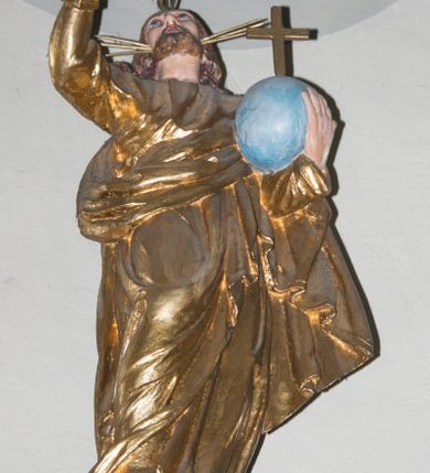 Zdjęcie nr 5: Ambona wisząca, przyścienna, z wejściem od prawej strony w postaci jednobiegowych schodów z balustradą. Kosz na planie koła otoczony kolumnami korynckimi posadowionymi na cokołach i podtrzymującymi belkowanie wyłamane na ich linii. Podwieszenie w formie stożka zakończonego dużą szyszką, dekorowanego plakietami skomponowanymi z elementów floralnych oraz  podwieszonymi szyszkami. Ścianki dekorowane malowanymi przedstawieniami  czterech ewangelistów. 
Baldachim powtarza pomniejszony plan kosza; dekorowany szyszkami, w podniebieniu lampa w kształcie szyszki. W jego zwieńczeniu umieszczono figurą Chrystusa Zbawiciela Świata (Salvator Mundi) na dwustopniowym cokole. Chrystus stoi w kontrapoście, z prawą nogą ugiętą w kolanie i wspartą na kamieniu. Lewą ręką podtrzymuje kulę ziemską zwieńczoną krzyżem, prawą unosi do góry, czyniąc gest błogosławieństwa. Spogląda do góry, ma ciemną brodę i falowane włosy spływające na ramiona i plecy. Z trzech stron głowy odchodzą wiązki promieni. Chrystus ubrany jest w długą, złotą suknię oraz tego samego koloru płaszcz owinięty wokół prawego biodra i przerzucony przez lewą rękę. 