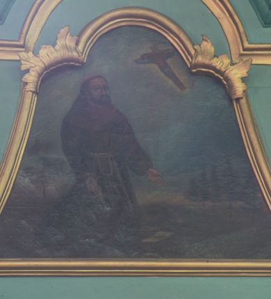 Zdjęcie nr 5: Ołtarz architektoniczny, jednoosiowy, jednokondygnacyjny ze zwieńczeniem. Nastawa na trójdzielnym cokole o uskokowych, skośnie ustawionych bokach. Retabulum ujęte parą kolumn korynckich z kanelurowanymi w dwóch trzecich wysokości trzonami, na tle zdwojonych pilastrów, wspierających wyłamujące się ponad nimi belkowanie z silnie wysuniętym gzymsem. W polu centralnym przedstawienie św. Antoniego Padewskiego w ramie w kształcie stojącego prostokąta zdobionej motywem liści laurowych. Powyżej wnęka ujęta lekko wypukłym lambrekinem z ażurowym szczytem i monogramem maryjnym pośrodku. Zwieńczenie o wklęsłych bokach, zamknięte odcinkiem gzymsu w kształcie łuku nadwieszonego, flankowane parą odcinków wklęsło-wypukłego naczółka, na których para przyklękających na jednym kolanie aniołków. W zwieńczeniu przedstawienie stygmatyzacji św. Franciszka ujęte profilowaną, złoconą ramą z motywami rocaille'u w górnej partii. Dolna partia pola retabulum oraz fryz zdobione rozetami. Szczyt zwieńczenia w formie promienistej glorii z monogramem Chrystusa, flankowany parą wazonów płomienistych. 
Struktura polichromowana w odcieniach zieleni. Detal architektoniczny i ornamentyka złocone i srebrzone. 