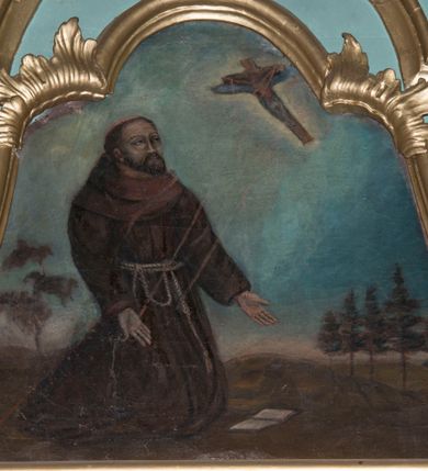 Zdjęcie nr 4: Ołtarz architektoniczny, jednoosiowy, jednokondygnacyjny ze zwieńczeniem. Nastawa na trójdzielnym cokole o uskokowych, skośnie ustawionych bokach. Retabulum ujęte parą kolumn korynckich z kanelurowanymi w dwóch trzecich wysokości trzonami, na tle zdwojonych pilastrów, wspierających wyłamujące się ponad nimi belkowanie z silnie wysuniętym gzymsem. W polu centralnym przedstawienie św. Antoniego Padewskiego w ramie w kształcie stojącego prostokąta zdobionej motywem liści laurowych. Powyżej wnęka ujęta lekko wypukłym lambrekinem z ażurowym szczytem i monogramem maryjnym pośrodku. Zwieńczenie o wklęsłych bokach, zamknięte odcinkiem gzymsu w kształcie łuku nadwieszonego, flankowane parą odcinków wklęsło-wypukłego naczółka, na których para przyklękających na jednym kolanie aniołków. W zwieńczeniu przedstawienie stygmatyzacji św. Franciszka ujęte profilowaną, złoconą ramą z motywami rocaille'u w górnej partii. Dolna partia pola retabulum oraz fryz zdobione rozetami. Szczyt zwieńczenia w formie promienistej glorii z monogramem Chrystusa, flankowany parą wazonów płomienistych. 
Struktura polichromowana w odcieniach zieleni. Detal architektoniczny i ornamentyka złocone i srebrzone. 