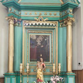 Zdjęcie nr 1: Ołtarz architektoniczny, jednoosiowy, jednokondygnacyjny ze zwieńczeniem. Nastawa na trójdzielnym cokole o uskokowych, skośnie ustawionych bokach. Retabulum ujęte parą kolumn korynckich z kanelurowanymi w dwóch trzecich wysokości trzonami, na tle zdwojonych pilastrów, wspierających wyłamujące się ponad nimi belkowanie z silnie wysuniętym gzymsem. W polu centralnym przedstawienie św. Antoniego Padewskiego w ramie w kształcie stojącego prostokąta zdobionej motywem liści laurowych. Powyżej wnęka ujęta lekko wypukłym lambrekinem z ażurowym szczytem i monogramem maryjnym pośrodku. Zwieńczenie o wklęsłych bokach, zamknięte odcinkiem gzymsu w kształcie łuku nadwieszonego, flankowane parą odcinków wklęsło-wypukłego naczółka, na których para przyklękających na jednym kolanie aniołków. W zwieńczeniu przedstawienie stygmatyzacji św. Franciszka ujęte profilowaną, złoconą ramą z motywami rocaille&#039;u w górnej partii. Dolna partia pola retabulum oraz fryz zdobione rozetami. Szczyt zwieńczenia w formie promienistej glorii z monogramem Chrystusa, flankowany parą wazonów płomienistych. 
Struktura polichromowana w odcieniach zieleni. Detal architektoniczny i ornamentyka złocone i srebrzone. 