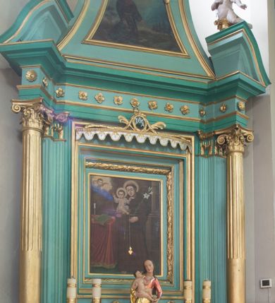 Zdjęcie nr 3: Ołtarz architektoniczny, jednoosiowy, jednokondygnacyjny ze zwieńczeniem. Nastawa na trójdzielnym cokole o uskokowych, skośnie ustawionych bokach. Retabulum ujęte parą kolumn korynckich z kanelurowanymi w dwóch trzecich wysokości trzonami, na tle zdwojonych pilastrów, wspierających wyłamujące się ponad nimi belkowanie z silnie wysuniętym gzymsem. W polu centralnym przedstawienie św. Antoniego Padewskiego w ramie w kształcie stojącego prostokąta zdobionej motywem liści laurowych. Powyżej wnęka ujęta lekko wypukłym lambrekinem z ażurowym szczytem i monogramem maryjnym pośrodku. Zwieńczenie o wklęsłych bokach, zamknięte odcinkiem gzymsu w kształcie łuku nadwieszonego, flankowane parą odcinków wklęsło-wypukłego naczółka, na których para przyklękających na jednym kolanie aniołków. W zwieńczeniu przedstawienie stygmatyzacji św. Franciszka ujęte profilowaną, złoconą ramą z motywami rocaille'u w górnej partii. Dolna partia pola retabulum oraz fryz zdobione rozetami. Szczyt zwieńczenia w formie promienistej glorii z monogramem Chrystusa, flankowany parą wazonów płomienistych. 
Struktura polichromowana w odcieniach zieleni. Detal architektoniczny i ornamentyka złocone i srebrzone. 