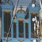 Zdjęcie nr 1: Organy architektoniczne, jednokondygnacyjne, pięcioosiowe na wysokim cokole zdobionym płycinami. Pola kondygnacji wypełnione piszczałkami, w osiach środkowej i bocznych zamknięte prostokątnie z ażurową dekoracją z wici roślinnej w górnej części, pozostałe zamknięte półkoliście. Wyróżnione dekoracją osie są wyższe od pozostałych, podtrzymują kawałki belkowania o silnie wysuniętym gzymsie i mają półkoliste zwieńczenia. Boczne przerwane na środku postumentami z wazonami, środkowe z  dekoracją z wolut i akantu oraz zatkniętym na szczycie krzyżem. 
Struktura polichromowana w kolorze niebieskim; ornamentyka i profile złocone.