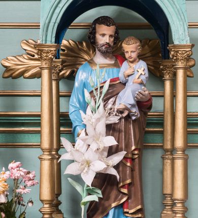 Zdjęcie nr 3: Ołtarz architektoniczny, jednokondygnacyjny, jednoosiowy ze zwieńczeniem. Nastawa na pięciodzielnym cokole o uskokowych bokach. Pierwsza kondygnacja retabulum ujęta dwoma parami kolumn o kanelowanych trzonach i korynckich kapitelach, z których przednie wysunięte na zewnątrz wspierają przerwane, wyłamujące się ponad nimi belkowanie z silnie wysuniętym gzymsem. Pole środkowe wypełnia rama w kształcie stojącego prostokąta zamkniętego łukiem półkolistym z obrazem Matki Boskiej Różańcowej, ponad którą uskrzydlona głowa aniołka. Zwieńczenie retabulum o wklęsłych bokach ujęte parą spływów wolutowych, zamknięte odcinkiem gzymsu w formie łuku odcinkowego nadwieszonego, flankowane odcinkami przerwanego, wklęsło-wypukłego naczółka. Pole zwieńczenia w kształcie stojącego owalu z przedstawieniem Ecce Homo, poniżej którego dwie uskrzydlone główki anielskie. Na fragmentach przyczółka para siedzących aniołków. Szczyt w formie promienistej glorii z monogramem maryjnym na tle srebrzonych obłoków flankowany parą płonących wazonów. 
Retabulum zdobione ornamentyką roślinną z motywem wici w dolnej partii, akantu wokół ram obrazowych, rozetek na fryzie i kampanul wypełniających spływy. 
Struktura polichromowana w odcieniach zieleni. Detal architektoniczny i ornamentyka złocone i srebrzone. Aniołki polichromowane naturalistycznie. 
