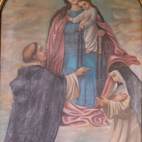 Zdjęcie nr 1: Obraz z przedstawieniem tronującej Matki Boskiej z Dzieciątkiem, przekazujących różańce klęczącym przed nimi 
 – św. Dominikowi i św. Katarzynie Sieneńskiej. Maria siedzi, spogląda delikatnie w dół. Na jej lewym kolanie stoi Dzieciątko, które podtrzymuje prawą ręką, lewą przekazując różaniec świętej. Maria ma trójkątną twarz z ciemnymi, otoczonymi cieniami oczami, wąskim nosem oraz małymi ustami. Jest ubrana w niebieską suknię oraz różowy, opadający drobnymi kaskadami na boki płaszcz, który fałduje się obficie pod jej stopami. Na głowie ma zdobioną drogimi kamieniami koronę. Dzieciątko spogląda na św. Dominika, prawą rękę wyciąga w jego kierunku w geście błogosławieństwa, lewą podaje mu różaniec. Ma okrągłą twarz, ciemne oczy, mały nos i usta, nieznacznie się uśmiecha. Jest ubrane w białą, długą sukienkę. Po lewej stronie przedstawienia klęczy św. Dominik, który spogląda na Dzieciątko i prawą ręką odbiera od niego różaniec. Ubrany jest w biały habit i czarny płaszcz zakonny, na głowie ma wyciętą tonsurę. Klęcząca po prawej stronie św. Katarzyna patrzy na podtrzymywany lewą ręką różaniec, prawą składa na piersi. Ubrana jest w biały habit i czarny płaszcz, na głowie ma koronę cierniową. Scena rozgrywa się na tle niebieskiego nieba przykrytego gęsto żółtopomarańczowymi chmurami. Między klęczącymi świętymi wyrasta z ziemi kwitnący krzew różany.