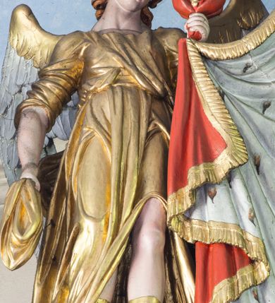 Zdjęcie nr 9: Ołtarz architektoniczny, przyścienny, jednokondygnacyjny ze zwieńczeniem i bramkami, ustawiony na dwóch stopniach. 
Na mensie tabernakulum i znajdujący się nad nim tron wystawienia na rzucie kwadratu o ściętych ćwierćkoliście narożach. Całość ujęta usadowionymi na wysokich cokołach kolumienkami dźwigającymi odcinki belkowania ze wspólnym gzymsem będące jednocześnie podstawami dla figur klęczących i stojących aniołów. W wieńczeniu półsferyczna kopuła dekorowana girlandami kwiatowymi zwieńczona księgą z siedmioma pieczęciami, na której leży baranek. 
Nastawa ołtarzowa architektoniczna, przyścienna, jednokondygnacyjna ze zwieńczeniem, jednoosiowa z bramkami, na dwustrefowym cokole. Ujęta dwiema parami kolumn o kanelowanych na wysokości dwóch trzecich trzonach i kapitelach kompozytowych, rozdzielonych półfilarami z gablotami wypełnionymi wotami, podtrzymującymi wyłamane na ich osi belkowanie. W polu środkowym nisza w formie stojącego prostokąta zamkniętego łukiem półkolistym mieszcząca obraz Matki Boskiej Śnieżnej. Zwieńczenie w formie trzymanego przez dwa anioły baldachimu z podwieszonym płaszczem królewskim z podbiciem gronostajowym i złotą lamówką, z gzymsem z podwieszonymi lambrekinami. Na płaszczu umieszczono monogram Marii. Na skraju belkowania para klęczących na podstawie aniołów. Bramki w formie arkad z kluczem, zwieńczone dwoma spływami wolutowymi stanowiącymi podstawę dla cokołów na figury św. Piotra i św. Pawła. Na cokołach kolumn wieńce laurowe, w partii fryzu rozety i przeplatająca się wić roślinna, w pachach rozety z wicią roślinną. Struktura polichromowana w kolorze seledynowym; kolumny, profile i ornamentyka złocone i srebrzone, anioły polichromowane naturalistycznie. 