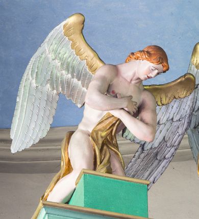 Zdjęcie nr 3: Ołtarz architektoniczny, przyścienny, jednokondygnacyjny ze zwieńczeniem i bramkami, ustawiony na dwóch stopniach. 
Na mensie tabernakulum i znajdujący się nad nim tron wystawienia na rzucie kwadratu o ściętych ćwierćkoliście narożach. Całość ujęta usadowionymi na wysokich cokołach kolumienkami dźwigającymi odcinki belkowania ze wspólnym gzymsem będące jednocześnie podstawami dla figur klęczących i stojących aniołów. W wieńczeniu półsferyczna kopuła dekorowana girlandami kwiatowymi zwieńczona księgą z siedmioma pieczęciami, na której leży baranek. 
Nastawa ołtarzowa architektoniczna, przyścienna, jednokondygnacyjna ze zwieńczeniem, jednoosiowa z bramkami, na dwustrefowym cokole. Ujęta dwiema parami kolumn o kanelowanych na wysokości dwóch trzecich trzonach i kapitelach kompozytowych, rozdzielonych półfilarami z gablotami wypełnionymi wotami, podtrzymującymi wyłamane na ich osi belkowanie. W polu środkowym nisza w formie stojącego prostokąta zamkniętego łukiem półkolistym mieszcząca obraz Matki Boskiej Śnieżnej. Zwieńczenie w formie trzymanego przez dwa anioły baldachimu z podwieszonym płaszczem królewskim z podbiciem gronostajowym i złotą lamówką, z gzymsem z podwieszonymi lambrekinami. Na płaszczu umieszczono monogram Marii. Na skraju belkowania para klęczących na podstawie aniołów. Bramki w formie arkad z kluczem, zwieńczone dwoma spływami wolutowymi stanowiącymi podstawę dla cokołów na figury św. Piotra i św. Pawła. Na cokołach kolumn wieńce laurowe, w partii fryzu rozety i przeplatająca się wić roślinna, w pachach rozety z wicią roślinną. Struktura polichromowana w kolorze seledynowym; kolumny, profile i ornamentyka złocone i srebrzone, anioły polichromowane naturalistycznie. 