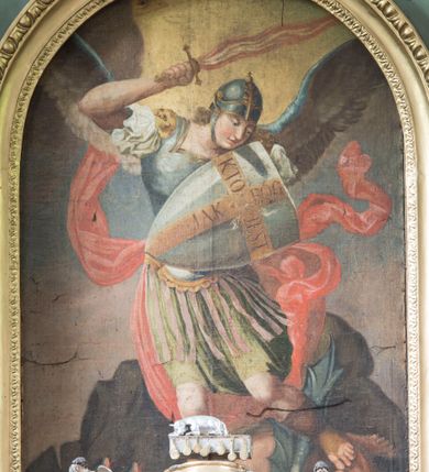 Zdjęcie nr 7: Ołtarz architektoniczny, przyścienny, jednokondygnacyjny ze zwieńczeniem i bramkami, ustawiony na dwóch stopniach. 
Na mensie tabernakulum i znajdujący się nad nim tron wystawienia na rzucie kwadratu o ściętych ćwierćkoliście narożach. Całość ujęta usadowionymi na wysokich cokołach kolumienkami dźwigającymi odcinki belkowania ze wspólnym gzymsem będące jednocześnie podstawami dla figur klęczących i stojących aniołów. W wieńczeniu półsferyczna kopuła dekorowana girlandami kwiatowymi zwieńczona księgą z siedmioma pieczęciami, na której leży baranek. 
Nastawa ołtarzowa architektoniczna, przyścienna, jednokondygnacyjna ze zwieńczeniem, jednoosiowa z bramkami, na dwustrefowym cokole. Ujęta dwiema parami kolumn o kanelowanych na wysokości dwóch trzecich trzonach i kapitelach kompozytowych, rozdzielonych półfilarami z gablotami wypełnionymi wotami, podtrzymującymi wyłamane na ich osi belkowanie. W polu środkowym nisza w formie stojącego prostokąta zamkniętego łukiem półkolistym mieszcząca obraz Matki Boskiej Śnieżnej. Zwieńczenie w formie trzymanego przez dwa anioły baldachimu z podwieszonym płaszczem królewskim z podbiciem gronostajowym i złotą lamówką, z gzymsem z podwieszonymi lambrekinami. Na płaszczu umieszczono monogram Marii. Na skraju belkowania para klęczących na podstawie aniołów. Bramki w formie arkad z kluczem, zwieńczone dwoma spływami wolutowymi stanowiącymi podstawę dla cokołów na figury św. Piotra i św. Pawła. Na cokołach kolumn wieńce laurowe, w partii fryzu rozety i przeplatająca się wić roślinna, w pachach rozety z wicią roślinną. Struktura polichromowana w kolorze seledynowym; kolumny, profile i ornamentyka złocone i srebrzone, anioły polichromowane naturalistycznie. 