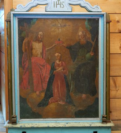 Zdjęcie nr 2: Feretron z obrazami Matki Boskiej Różańcowej oraz Koronacji Marii, ustawiony na prostopadłościennej podstawie z małym cokolikiem i zamkniętej prostym gzymsem. Podstawa zaopatrzona jest w otwory na drążki do noszenia. Obrazy ujęte są w prostokątne ramy, po bokach flankowane wąskimi półkolumienkami. Zwieńczenie w formie wielobocznego medalionu z monogramem maryjnym (po drugiej stronie feretronu monogramem IHS), od którego odchodzą dwa spływy wolutowe, dekorowane karbowaną płyciną. Na szczycie zatknięty jest mały krzyżyk, zdobiony kółeczkami. 

Po jednej stronie feretronu przedstawiona jest Matka Boska Różańcowa ze świętymi dominikańskimi. Matka Boska została ukazana po lewej stronie obrazu w pozycji siedzącej, zwrócona delikatnie w lewo z Dzieciątkiem Jezus stojącym na jej prawym kolanie. Maria głowę przechyla na lewą stronę i kieruje swój wzrok na klęczących przed nią św. Dominikiem i św. Katarzyną ze Sieny. Matka Boska ma owalną twarz z drobnymi ustami, długim nosem i dużymi oczami; długie i ciemnobrązowe włosy; a także smukłe dłonie. schowane są pod niebieskim welonem. Maria ubrana jest w czerwoną suknię z długimi rękawami, przewiązaną w talii oraz ciemnoniebieski płaszcz, zasłaniający plecy i nogi. Dzieciątko ukazane jest frontalnie w pozycji stojącej z głową zwróconą w lewą stronę. Prawą rękę opiera na dłoni Matki, a lewą przekazuje różaniec św. Dominikowi. Ma owalną twarz z małymi ustami, spiczastym nosem i dużymi oczami, włosy jasne, krótkie i kędzierzawe. Wokół bioder ma wąską i luźno opadającą pieluszkę. Po prawej stronie kompozycji klęczy św. Dominik, ukazany w półpostaci, zwrócony w prawo z rękami skrzyżowanymi na piersi, w prawej dłoni trzyma książeczkę w brązowej oprawie. Święty ma rysy twarzy starszego mężczyzny z siwą i krótką brodą oraz siwymi włosami. Ubrany jest w habit i płaszcz dominikański. Za nim klęczy, zwrócona trzy czwarte w prawo św. Katarzyna ze Sieny z dłońmi złożonymi w geście modlitwy i wzrokiem wpatrzonym na Matkę Boską. Święta ma owalną twarz z małymi ustami, długim nosem i dużymi oczami. Ubrana jest w habit, płaszcz i welon dominikański. Po lewej stronie obrazu tło jest brązowe ze snopem światła padającym z lewego, górnego naroża, a po prawej stronie obrazu widoczne jest pochmurne szaro-niebieskie niebo. 

Po drugiej stronie feretronu znajduje się obraz przedstawiający Koronację Matki Boskiej. Pośrodku klęcząca Maria z rękami skrzyżowanymi na piersiach, z głową zwróconą w prawo. Ma podłużną twarz z małymi ustami, długim nosem, dużymi oczami ze wzrokiem skierowanym w dół. Jej długie i jasnobrązowe włosy spływają na plecy. Ubrana jest w czerwoną suknię z długimi rękawami oraz ciemnoniebieski płaszcz założony na prawe ramię. Po prawej stronie obrazu znajduje się siedzący Bóg Ojciec, prawą ręką trzymający koronę nad głową Marii z lewą ręką wspartą na niebieskim globie ziemskim i berłem w lewej dłoni. Twarz o rysach starszego mężczyzny, okolona długą i siwą brodą oraz krótkimi i siwymi włosami. Ubrany jest w szarą, długą suknię oraz ciemnobrązowy płaszcz z szarą podszewką. Wokół głowy ma złoty i trójkątny nimb. Po lewej stronie obrazu jest ukazany Chrystus w pozycji siedzącej, zwrócony trzy czwarte w lewo, lewą ręką podtrzymujący koronę nad głową Marii, a w prawej dzierżący wysoki krzyż. Twarz podłużna, okolona krótką i brązową brodą oraz długimi włosami, spływającymi na plecy i ramiona. Ubrany jest w czerwony płaszcz, odsłaniający nagi tors. W górnej części obrazu gołębica Ducha Świętego z rozpostartymi szeroko skrzydłami, od której odchodzą promienie światła. Korona na głową Marii czerwona, zamknięta, zwieńczona krzyżykiem. Całość ukazana na tle złotego nieba i złotych obłoków, w narożach ciemne chmury. 