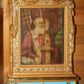 Zdjęcie nr 1: Feretron z obrazami Matki Boskiej z Dzieciątkiem oraz św. Klemensa, osadzony na podstawie w formie cokołu ujętego w narożach wolutami, dekorowanego wzdłuż dolnego brzegu liśćmi palmowymi. Cokół zaopatrzony jest w kwadratowe otwory na drążki do noszenia. Obrazy ujęte są ramą w formie stojącego prostokąta, dekorowaną w narożach rozetami; na czterech bokach srebrzone płyciny zdobione są ornamentem z liści, górny bok zwieńczony karbowaną wstęgą, od której spływają na boki feretronu festony. Z górnych krawędzi zwisają także dwie pary chwostów. Od wewnątrz rama dekorowana jest motywem skręconego sznura o geometrycznym przebiegu. 

Po jednej stronie feretronu znajduje się obraz Matki Boskiej z Dzieciątkiem. Maria ukazana jest frontalnie, w półpostaci. Na lewej ręce trzyma Dzieciątko Jezus, a prawą dłoń składa na piersi. Twarz podłużna z długim nosem i dużymi oczami, na prawym policzku dwie ukośnie biegnące rany. Maria ubrana jest w zieloną suknię z krzyżykiem na piersiach oraz ciemnozielony płaszcz założony na głowę z różową podszewką, złotą lamówką, dekorowany na brzegu białymi perełkami. Na prawym ramieniu Matka Boska ma złotą gwiazdę. Dzieciątko zwrócone jest trzy czwarte w prawo, w lewej dłoni trzyma księgę, a prawą czyni gest błogosławieństwa. Twarz ma trójkątną o wyrazistych rysach z dużymi oczami. Włosy w kolorze ciemnego blondu, kręcone i krótkie. Jezus ubrany jest w różową sukienkę z wąskimi rękawami, zdobioną białymi gwiazdkami i dekoracyjnym, złoconym wykończeniem pod szyją i na rękawach. Na głowie Marii i Dzieciątka znajdują się otwarte korony, bogato zdobione kamieniami szlachetnymi, a wokół głowy koliste nimby, wypełnione trójkątnymi promieniami i otoczone białymi perełkami. Tło jednolite, ciemne. 

Po drugiej stronie feretronu ukazany jest wizerunek św. Klemensa, w półpostaci, zwróconego delikatnie w lewo. Święty trzyma w prawej dłoni ferulę opartą o prawe ramię, a lewą rękę składa na piersi, zatykając kciuk za guzik sutanny. Twarz o rysach starszego mężczyzny z długą, siwą i bujną brodą, długim nosem i dużymi oczami. Święty ubrany jest w czerwoną sutannę z czerwonym mucetem, na szyi ma założoną białą stułę zdobioną złotymi motywami: krzyżem, infułą, skrzyżowanymi kluczami, skrzyżowanymi ferulą i krzyżem; na głowie ma założoną czerwoną piuskę. Święty Klemens prawą rękę opiera na otwartej księdze. Po prawej stronie obrazu stoi wysoka niebieska tiara ze złotymi koronami, a za nią ustawiony jest krucyfiks z figurą Chrystusa zwróconą w stronę świętego. Tło obrazu jest ciemne, brązowe. 

Cokół feretronu polichromowany jest na kolor jasnoniebieski, ornamentyka oraz detale złocone i srebrzone.

