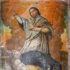 Zdjęcie nr 1: Obraz w kształcie stojącego prostokąta z przedstawieniem św. Jana Nepomucena ukazanego na tle obłoków. Święty ukazany w pozycji klęczącej, zwrócony trzy czwarte w prawą stronę z głową lekko pochyloną na prawy bok. W prawej uniesionej wysoko dłoni trzyma odcięty język, a w ugiętej lewej ręce podtrzymuje krucyfiks. Twarz owalna, okolona jasnymi włosami i krótkim zarostem, oczy skierowane ku górze, nos prosty, usta pełne. Święty ubrany jest w czarną sutannę, białą rokietę z długimi i wąskimi rękawami oraz jasnoniebieską almucję, u szyi ma niebiesko-białą befkę. Na szyi ma zawieszony na czerwonym sznurze wizerunek Matki Boskiej z Dzieciątkiem. Wokół głowy świętego znajduje się wieniec z pięciu gwiazd. W dolnej części obrazu po lewej stronie widoczne fragmenty architektury z półkolistą arkadą, a po prawej stronie zielony pejzaż. W górnej części pochmurne niebo z szerokim snopem światła padającym na świętego.