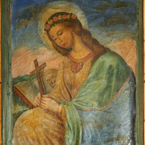 Zdjęcie nr 1: Obraz w kształcie stojącego prostokąta z przedstawieniem św. Rozalii ukazanej w centrum kompozycji. Święta ukazana jest w pozycji siedzącej w ujęciu poniżej kolan, zwrócona trzy czwarte w prawą stronę, w dłoniach trzyma krucyfiks, a głowę pochyla do przodu. Twarz o dziewczęcych rysach, oczy przymknięte, nos o prostym profilu, usta niewielkie, włosy długie i bujne, opadające na lewe ramię. Święta ubrana jest w jasnobeżową suknię, obszytą na dekolcie lamówką i zdobioną przy szyi złotą dekoracją z kamieniami oraz niebieski płaszcz z zieloną podszewką i złotą lamówką, założony na lewe ramię i okrywający lewy bok. Na głowie święta Rozalia ma założony wianek z białych i czerwonych róż, a wokół głowy kolisty nimb. Po lewej stronie obrazu za krucyfiksem, na półce skalnej leży czaszka oraz otwarta, zapisana księga z czytelną u góry datą „1863”. W lewym, dolnym narożu obrazu słabo czytelna sygnatura artysty. Nad linią horyzontu różowe chmury, a powyżej ciemnoniebieskie niebo. Rama prosta, drewniana, malowana na kolor jasnozielony.