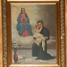 Zdjęcie nr 1: Obraz w kształcie stojącego prostokąta z przedstawieniem św. Stanisława Kostki po prawej stronie obrazu oraz Matki Boskiej unoszącej się na obłokach po lewej stronie. Święty Stanisław Kostka przyklęka na lewe kolano, zwrócony jest trzy czwarte w prawo, na rękach trzyma Dzieciątko i ma głowę pochyloną w jego stronę. Twarz podłużna i młodzieńcza z długim nosem i przymkniętymi oczami, okolona krótkimi i ciemnymi włosami. Święty ubrany jest w czarną sutannę, wokół głowy ma biały i okrągły nimb. Dzieciątko siedzi zwrócone w lewo, rączkami obejmuje podbródek świętego i przytula głowę do jego twarzy. Twarz Dzieciątka pełna, zarumieniona, okolona jasnymi i kędzierzawymi włosami. Wokół głowy ma złoty i kolisty nimb. Ubrane jest w białą tkaninę ze złotymi frędzlami na brzegach, zasłaniającą biodra i obficie spływającą w dół. Po lewej stronie obrazu, u góry ukazana jest Matka Boska siedząca na obłokach z dłońmi złożonymi w geście modlitwy. Twarz podłużna z małymi ustami, długim nosem oraz dużymi oczami; włosy jasne i długie, opadające na ramiona i plecy. Maria ubrana jest w różową suknię z szerokimi rękawami oraz błękitny płaszcz ze złotą lamówką na brzegach, na głowie ma otwartą koronę; szaty są silnie drapowane. Wokół głowy ma złoty kolisty nimb z ciemnozłotą obwódką, od którego odchodzą długie  i jasne promienie. W dolnym, lewym narożu obrazu stoi ciemnoróżowy dzban z gałązkami białych lilii, a za nim leży otwarta księga. W dolnej części kompozycji ukazana jest kamienna posadzka ułożona z płytek w kratownicę w kolorach białym i jasnoniebieskim; powyżej posadzki tło stanowią szare obłoki.