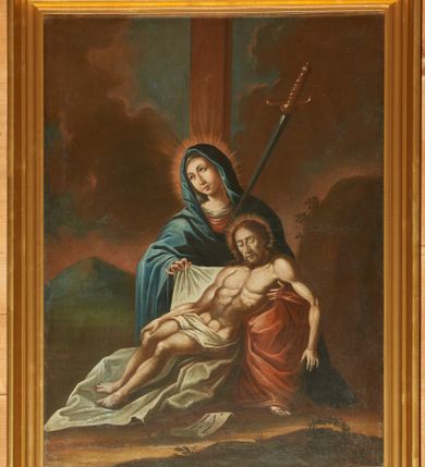 Zdjęcie nr 1: Obraz w kształcie stojącego prostokąta z przedstawieniem Piety. W centrum kompozycji ukazana jest Matka Boska trzymająca na kolanach martwe ciało Chrystusa. Maria siedzi pod krzyżem z głową przechyloną w prawo, rękoma podtrzymuje osuwającego się Zbawiciela, prawą dłonią unosi fragment białej tkaniny, na której spoczywa ciało Chrystusa. Maria ma pełną twarz z małym podbródkiem, długim nosem i dużymi oczami, z których spływają krople łez. Ubrana jest w czerwoną suknię, biały welon opadający na dekolt oraz niebieski płaszcz, założony na głowę i otulający całą postać Marii. Jej serce przebite jest długim mieczem z prawej strony obrazu. Chrystus ukazany jest w pozycji półleżącej z nogami skierowanymi w lewą stronę obrazu, z prawą ręką złożoną wzdłuż boku, a lewą opuszczoną bezwładnie w dół. Ma podłużną twarz z długim nosem, zamkniętymi oczami, okoloną krótką brodą i długimi włosami. Wokół bioder przewiązany jest luźno ułożonym białym perizonium, a wokół głowy ma świetlisty nimb. Sylwetka Chrystusa jest muskularna o szarej karnacji. W dolnej części kompozycji leży biały titulus z napisem „I.N. / R.I.” oraz korona cierniowa na niewielkim wzniesieniu po prawej stronie obrazu. W oddali widoczny jest pejzaż górski z wysoką skałą po prawej stronie, a powyżej ciemne niebo ze skłębionymi ciemnoróżowymi chmurami. Według dokumentacji Wojewódzkiego Urzędu Ochrony Zabytków na odwrociu znajduje się napis: „PRO ECCLESIA 1794”.