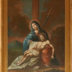 Zdjęcie nr 1: Obraz w kształcie stojącego prostokąta z przedstawieniem Piety. W centrum kompozycji ukazana jest Matka Boska trzymająca na kolanach martwe ciało Chrystusa. Maria siedzi pod krzyżem z głową przechyloną w prawo, rękoma podtrzymuje osuwającego się Zbawiciela, prawą dłonią unosi fragment białej tkaniny, na której spoczywa ciało Chrystusa. Maria ma pełną twarz z małym podbródkiem, długim nosem i dużymi oczami, z których spływają krople łez. Ubrana jest w czerwoną suknię, biały welon opadający na dekolt oraz niebieski płaszcz, założony na głowę i otulający całą postać Marii. Jej serce przebite jest długim mieczem z prawej strony obrazu. Chrystus ukazany jest w pozycji półleżącej z nogami skierowanymi w lewą stronę obrazu, z prawą ręką złożoną wzdłuż boku, a lewą opuszczoną bezwładnie w dół. Ma podłużną twarz z długim nosem, zamkniętymi oczami, okoloną krótką brodą i długimi włosami. Wokół bioder przewiązany jest luźno ułożonym białym perizonium, a wokół głowy ma świetlisty nimb. Sylwetka Chrystusa jest muskularna o szarej karnacji. W dolnej części kompozycji leży biały titulus z napisem „I.N. / R.I.” oraz korona cierniowa na niewielkim wzniesieniu po prawej stronie obrazu. W oddali widoczny jest pejzaż górski z wysoką skałą po prawej stronie, a powyżej ciemne niebo ze skłębionymi ciemnoróżowymi chmurami. Według dokumentacji Wojewódzkiego Urzędu Ochrony Zabytków na odwrociu znajduje się napis: „PRO ECCLESIA 1794”.