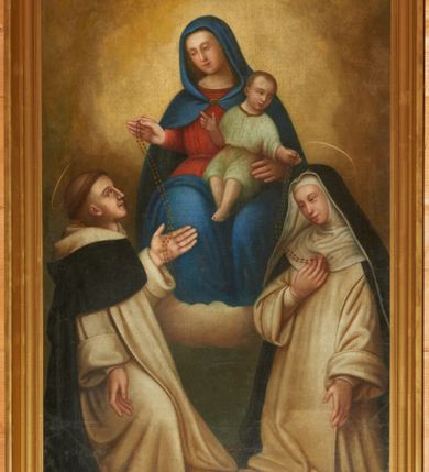 Zdjęcie nr 1: Obraz w formie stojącego prostokąta w profilowanej i złoconej ramie. W centrum, na obłokach tronująca Matka Boska z Dzieciątkiem na kolanach, po bokach której klęczą św. Dominik i św. Katarzyna Sieneńska. Matka Boska ukazana jest frontalnie z głową przechyloną w prawo, prawą ręką podaje różaniec św. Dominikowi, a lewą podtrzymuje Dzieciątko. Twarz o delikatnym rysach z długim i wąskim nosem oraz drobnymi ustami, głowa okolona ciemnobrązowymi i długimi włosami. Maria jest ubrana w czerwoną suknię, przewiązaną w talii oraz niebieski płaszcz założony na głowę i spięty broszką na dekolcie. Dzieciątko ukazane jest frontalnie z głową zwróconą w lewo, lewą ręką podaje różaniec św. Katarzynie, a prawą błogosławi. Twarz okrągła, włosy bardzo krótkie. Ubrane jest w białą sukienkę, przewiązaną w pasie. Po lewej stronie obrazu klęczy św. Dominik ukazany z prawego profilu, ciężar ciała opiera na lewej nodze, prawą delikatnie unosi, lewą rękę ma opuszczoną w dół, a prawą odbiera różaniec od Marii. Głowa zwrócona do góry z tonsurą, nad głową okrągły nimb. Twarz szczupła, prosty nos, głęboko osadzone oczy patrzące w górę, niewielkie i czerwone usta. Święty ubrany jest w biały habit dominikański oraz czarny płaszcz. Święta Katarzyna zwrócona jest w trzech czwartych w prawo, ukazana w pozycji klęczącej z lewą ręką opuszczoną, a prawą przyciskającą różaniec do piersi. Głowa delikatnie pochylona, twarz o jasnej karnacji z zaróżowionymi policzkami. Święta ubrana jest w habit i płaszcz dominikański, nad jej głową znajduje się okrągły nimb. Tło pochmurne, żółto-szare, w dolnej części obrazu widoczny stopień. 