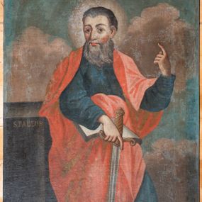 Zdjęcie nr 1: Obraz w kształcie stojącego prostokąta zamknięty łukiem nadwieszonym z uskokami, obniżonym z przedstawieniem św. Pawła. Apostoł ukazany do wysokości trzech czwartych, w pozycji stojącej, zwrócony delikatnie w prawo z lewą nogą ugiętą w kolanie, lewą ręką uniesioną do góry w geście błogosławieństwa, w prawej trzymający miecz, ostrzem zwrócony w dół oraz otwartą księgę, opartą o biodro. Twarz okolona długą, siwą i bujną brodą, nos długi i wąski, oczy duże i ciemnobrązowe, wzrok skierowany na widza; włosy krótkie, zaczesane do tyłu, policzki silnie zarumienione. Wokół głowy święty ma kolisty, biały nimb. Ubrany jest w długą, ciemnoniebieską suknię z długimi rękawami oraz czerwony płaszcz zarzucony na plecy i spływający pod prawą ręką. Po lewej stronie obrazu wysoki, brązowy pulpit ze złoconym napisem: „S(ANCTUS) PAULUS”. Tło pochmurne, jasnoniebieskie.