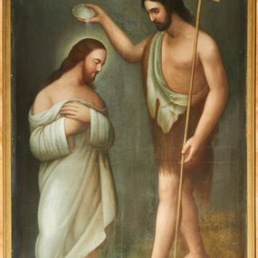 Zdjęcie nr 1: Obraz w formie stojącego prostokąta zamkniętego łukiem nadwieszonym. Po lewej stronie obrazu stoi Chrystus zwrócony trzy czwarte w lewo z pochyloną głową i dłońmi skrzyżowanymi na piersi. Twarz podłużna o delikatnych rysach, półprzymkniętych oczach, okolona zarostem. Włosy długie, ciemnobrązowe, opadające na ramiona. Chrystus ubrany jest w białą suknię z długimi i szerokimi rękawami, odsłaniającą ramiona. Po prawej stronie obrazu stoi św. Jan Chrzciciel zwrócony trzy czwarte w prawo. W lewej ręce trzyma krzyż na długim drzewcu, prawą unosi nad głową Jezusa, a w dłoni trzyma białą muszlę, z której wypływa woda. Twarz szczupła, okolona ciemnym zarostem, włosy ciemne i długie. Ubrany jest w skórę z sierści wielbłąda, odsłaniającą lewe ramię i tors. Sylwetki Chrystusa i św. Jana Chrzciciela masywne. W górnej części obrazu widoczna jest nadlatująca gołębica Ducha Świętego. Scena została ukazana na tle sumarycznie oddanego krajobrazu; tło ciemne. Rama drewniana, profilowana, malowana na kolor złoty.