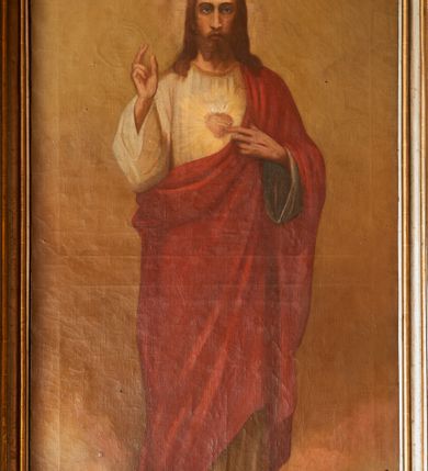 Zdjęcie nr 1: Obraz w kształcie stojącego prostokąta, zamknięty niewielkim łukiem nadwieszonym z przedstawieniem Najświętszego Serca Jezusa. W centrum kompozycji ukazany Jezus w całej postaci, prawą ręką czyniący gest błogosławieństwa, lewą wskazujący na gorejące na piersi serce. Twarz podłużna z długim i wąskim nosem, pełnymi ustami, okolona krótką brodą, rozdzieloną na dwa pukle. Włosy długie, brązowe, z przedziałkiem pośrodku, opadające na plecy i ramiona. Jezus ubrany jest w długą, białą suknię z szerokimi rękawami oraz czerwony płaszcz. Na dłoniach i stopach Zbawiciel ma delikatnie zaznaczone ślady męki, a na piersi gorejące serce, oplecione koroną cierniową, z zatkniętym u góry białym krzyżykiem, ukazane na tle promienistej glorii. Wokół głowy Jezus ma jasny nimb krzyżowy wpisany w koło. W dolnej części kompozycji gęsto skłębione biało-różowe chmury, powyżej tło jednolite ugrowe, a w górnej części obrazu jasnobeżowe. Rama drewniana, profilowana i złocona.