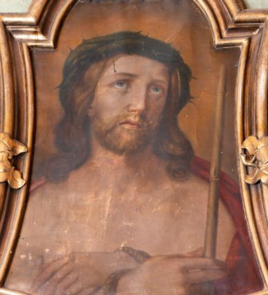 Zdjęcie nr 6: Ołtarz o strukturze architektonicznej, jednoosiowy, jednokondygnacyjny ze zwieńczeniem. Mensa ołtarzowa składająca się z wysokiego cokołu i skrzyni o bokach lekko zwężających się ku dołowi. Antepedium  w formie poziomej płyciny zwężającej się ku dołowi, spiętej stylizowanymi liśćmi w narożach. Wewnątrz zatarty, złoty napis. Tabernakulum wmontowane w partię cokołu, delikatnie wysunięte do przodu, ustawione na niskim cokole i zamknięte profilowanym gzymsem. Nastawa ołtarzowa ustawiona na cokole, flankowana parą zdwojonych pilastrów i ustawionymi przed nimi kolumnami podtrzymującymi pełne, przerwane nad polem głównym belkowanie oraz wolutowy, przerywany przyczółek. Cokół nastawy zdobiony płycinami, wewnątrz których roślinny ornament. Pilastry ozdobione prostokątną płyciną, w polu której znajduje się dekoracja roślinna. Kolumny ustawione na bazach, trzony polichromowane na biało, kapitele kompozytowe, stylizowane. W polu środkowym duża wnęka, ujęta ramą w kształcie stojącego prostokąta zamkniętego łukiem nadwieszonym z obrazem Najświętszego Serca Pana Jezusa.  Nad obrazem, w części przerwanego belkowania umieszczona rzeźbiona gołębica Ducha Świętego na tle promienistej glorii i obłoków. Kondygnacja ujęta uszami ze stylizowanego akantu, przeplecionego karbowaną wstęgą. 

Zwieńczenie w kształcie przypominającym stojący prostokąt o wklęsłych bokach, ujętych spływami wolutowymi oraz zamknięty falistym gzymsem utworzonym z dwóch wolut spiętych stylizowaną muszlą. Szczyt zwieńczenia i górne naroża ozdobione rzeźbionymi kwiatami. W polu obraz Ecce Homo w kształcie stojącego prostokąta o wklęsłych bokach i wklęsłych dolnych narożach, zamknięty u góry łukiem nadwieszonym. Rama po bokach spięta stylizowanymi liśćmi. Struktura polichromowana na kolor jasnozielony, kolumny na biało, snycerka złocona.

