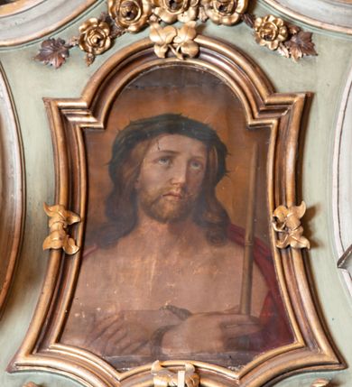 Zdjęcie nr 5: Ołtarz o strukturze architektonicznej, jednoosiowy, jednokondygnacyjny ze zwieńczeniem. Mensa ołtarzowa składająca się z wysokiego cokołu i skrzyni o bokach lekko zwężających się ku dołowi. Antepedium  w formie poziomej płyciny zwężającej się ku dołowi, spiętej stylizowanymi liśćmi w narożach. Wewnątrz zatarty, złoty napis. Tabernakulum wmontowane w partię cokołu, delikatnie wysunięte do przodu, ustawione na niskim cokole i zamknięte profilowanym gzymsem. Nastawa ołtarzowa ustawiona na cokole, flankowana parą zdwojonych pilastrów i ustawionymi przed nimi kolumnami podtrzymującymi pełne, przerwane nad polem głównym belkowanie oraz wolutowy, przerywany przyczółek. Cokół nastawy zdobiony płycinami, wewnątrz których roślinny ornament. Pilastry ozdobione prostokątną płyciną, w polu której znajduje się dekoracja roślinna. Kolumny ustawione na bazach, trzony polichromowane na biało, kapitele kompozytowe, stylizowane. W polu środkowym duża wnęka, ujęta ramą w kształcie stojącego prostokąta zamkniętego łukiem nadwieszonym z obrazem Najświętszego Serca Pana Jezusa.  Nad obrazem, w części przerwanego belkowania umieszczona rzeźbiona gołębica Ducha Świętego na tle promienistej glorii i obłoków. Kondygnacja ujęta uszami ze stylizowanego akantu, przeplecionego karbowaną wstęgą. 

Zwieńczenie w kształcie przypominającym stojący prostokąt o wklęsłych bokach, ujętych spływami wolutowymi oraz zamknięty falistym gzymsem utworzonym z dwóch wolut spiętych stylizowaną muszlą. Szczyt zwieńczenia i górne naroża ozdobione rzeźbionymi kwiatami. W polu obraz Ecce Homo w kształcie stojącego prostokąta o wklęsłych bokach i wklęsłych dolnych narożach, zamknięty u góry łukiem nadwieszonym. Rama po bokach spięta stylizowanymi liśćmi. Struktura polichromowana na kolor jasnozielony, kolumny na biało, snycerka złocona.

