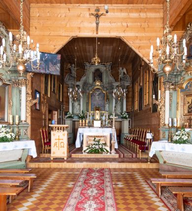 Zdjęcie nr 3: Ołtarz o strukturze architektonicznej, jednoosiowy, jednokondygnacyjny ze zwieńczeniem. Mensa ołtarzowa składająca się z wysokiego cokołu i skrzyni o bokach lekko zwężających się ku dołowi. Antepedium  w formie poziomej płyciny zwężającej się ku dołowi, spiętej stylizowanymi liśćmi w narożach. Wewnątrz zatarty, złoty napis. Tabernakulum wmontowane w partię cokołu, delikatnie wysunięte do przodu, ustawione na niskim cokole i zamknięte profilowanym gzymsem. Nastawa ołtarzowa ustawiona na cokole, flankowana parą zdwojonych pilastrów i ustawionymi przed nimi kolumnami podtrzymującymi pełne, przerwane nad polem głównym belkowanie oraz wolutowy, przerywany przyczółek. Cokół nastawy zdobiony płycinami, wewnątrz których roślinny ornament. Pilastry ozdobione prostokątną płyciną, w polu której znajduje się dekoracja roślinna. Kolumny ustawione na bazach, trzony polichromowane na biało, kapitele kompozytowe, stylizowane. W polu środkowym duża wnęka, ujęta ramą w kształcie stojącego prostokąta zamkniętego łukiem nadwieszonym z obrazem Najświętszego Serca Pana Jezusa.  Nad obrazem, w części przerwanego belkowania umieszczona rzeźbiona gołębica Ducha Świętego na tle promienistej glorii i obłoków. Kondygnacja ujęta uszami ze stylizowanego akantu, przeplecionego karbowaną wstęgą. 

Zwieńczenie w kształcie przypominającym stojący prostokąt o wklęsłych bokach, ujętych spływami wolutowymi oraz zamknięty falistym gzymsem utworzonym z dwóch wolut spiętych stylizowaną muszlą. Szczyt zwieńczenia i górne naroża ozdobione rzeźbionymi kwiatami. W polu obraz Ecce Homo w kształcie stojącego prostokąta o wklęsłych bokach i wklęsłych dolnych narożach, zamknięty u góry łukiem nadwieszonym. Rama po bokach spięta stylizowanymi liśćmi. Struktura polichromowana na kolor jasnozielony, kolumny na biało, snycerka złocona.

