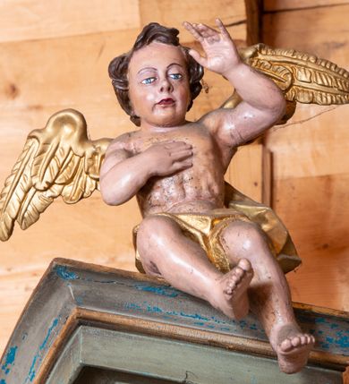 Zdjęcie nr 4: Ołtarz o strukturze architektonicznej, jednoosiowy, jednokondygnacyjny ze zwieńczeniem. Mensa ołtarzowa składająca się z wysokiego cokołu i skrzyni o bokach lekko zwężających się ku dołowi. Antepedium  w formie poziomej płyciny zwężającej się ku dołowi, spiętej stylizowanymi liśćmi w narożach. Wewnątrz zatarty, złoty napis: „O MARYA BEZ GRZẺCHU POCZĘ/TA MÓDL SIĘ ZA NAMI [KTÓ/RZY SIĘ DO CIEBIE] UCIEKAMY”. Portatyl z marmuru dębnickiego. Tabernakulum wmontowane w partię cokołu, delikatnie wysunięte do przodu, ustawione na niskim cokole i zamknięte profilowanym gzymsem. Nastawa ołtarzowa ustawiona na cokole, flankowana parą zdwojonych pilastrów i ustawionymi przed nimi kolumnami podtrzymującymi pełne, przerwane nad polem głównym belkowanie oraz wolutowy, przerywany przyczółek, na którym usadzony jest jeden aniołek po lewej stronie. Cokół nastawy zdobiony płycinami, wewnątrz których roślinny ornament. Pilastry dekorowane prostokątną płyciną, w polu której znajduje się ornament roślinny. Kolumny ustawione na bazach, trzony polichromowane na biało, kapitele kompozytowe, stylizowane. W polu środkowym duża wnęka, ujęta ramą w kształcie stojącego prostokąta zamkniętego łukiem nadwieszonym. Wewnętrz w czterech piątych wysokości wyłożona złoconą tkaniną, u góry malowana na niebiesko i ozdobiona płaskorzeźbionym monogramem maryjnym. W polu umieszczony obraz w kształcie stojącego prostokąta Matki Boskiej Nieustającej Pomocy, dookoła rozwieszone wota. Kondygnacja ujęta uszami ze stylizowanego akantu, przeplecionego karbowaną wstęgą. 

Zwieńczenie w kształcie przypominającym stojący prostokąt o wklęsłych bokach, ujętych spływami wolutowymi oraz zamknięty falistym gzymsem utworzonym z dwóch wolut  spiętych stylizowaną muszlą. Szczyt zwieńczenia i górne naroża ozdobione rzeźbionymi kwiatami. W polu obraz Matki Boskiej Niepokalanie Poczętej w kształcie stojącego prostokąta o wklęsłych bokach i wklęsłych dolnych narożach, zamknięty u góry łukiem nadwieszonym. Rama po bokach spięta stylizowanymi liśćmi. Struktura polichromowana na kolor jasnozielony, kolumny na biało, snycerka złocona.