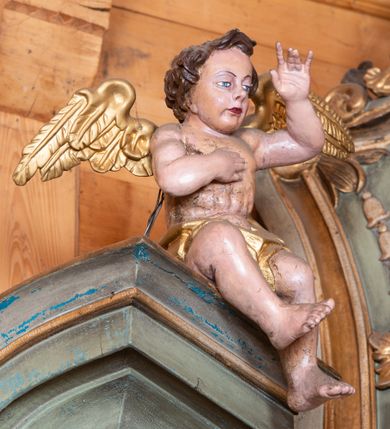 Zdjęcie nr 5: Ołtarz o strukturze architektonicznej, jednoosiowy, jednokondygnacyjny ze zwieńczeniem. Mensa ołtarzowa składająca się z wysokiego cokołu i skrzyni o bokach lekko zwężających się ku dołowi. Antepedium  w formie poziomej płyciny zwężającej się ku dołowi, spiętej stylizowanymi liśćmi w narożach. Wewnątrz zatarty, złoty napis: „O MARYA BEZ GRZẺCHU POCZĘ/TA MÓDL SIĘ ZA NAMI [KTÓ/RZY SIĘ DO CIEBIE] UCIEKAMY”. Portatyl z marmuru dębnickiego. Tabernakulum wmontowane w partię cokołu, delikatnie wysunięte do przodu, ustawione na niskim cokole i zamknięte profilowanym gzymsem. Nastawa ołtarzowa ustawiona na cokole, flankowana parą zdwojonych pilastrów i ustawionymi przed nimi kolumnami podtrzymującymi pełne, przerwane nad polem głównym belkowanie oraz wolutowy, przerywany przyczółek, na którym usadzony jest jeden aniołek po lewej stronie. Cokół nastawy zdobiony płycinami, wewnątrz których roślinny ornament. Pilastry dekorowane prostokątną płyciną, w polu której znajduje się ornament roślinny. Kolumny ustawione na bazach, trzony polichromowane na biało, kapitele kompozytowe, stylizowane. W polu środkowym duża wnęka, ujęta ramą w kształcie stojącego prostokąta zamkniętego łukiem nadwieszonym. Wewnętrz w czterech piątych wysokości wyłożona złoconą tkaniną, u góry malowana na niebiesko i ozdobiona płaskorzeźbionym monogramem maryjnym. W polu umieszczony obraz w kształcie stojącego prostokąta Matki Boskiej Nieustającej Pomocy, dookoła rozwieszone wota. Kondygnacja ujęta uszami ze stylizowanego akantu, przeplecionego karbowaną wstęgą. 

Zwieńczenie w kształcie przypominającym stojący prostokąt o wklęsłych bokach, ujętych spływami wolutowymi oraz zamknięty falistym gzymsem utworzonym z dwóch wolut  spiętych stylizowaną muszlą. Szczyt zwieńczenia i górne naroża ozdobione rzeźbionymi kwiatami. W polu obraz Matki Boskiej Niepokalanie Poczętej w kształcie stojącego prostokąta o wklęsłych bokach i wklęsłych dolnych narożach, zamknięty u góry łukiem nadwieszonym. Rama po bokach spięta stylizowanymi liśćmi. Struktura polichromowana na kolor jasnozielony, kolumny na biało, snycerka złocona.