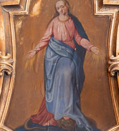 Zdjęcie nr 3: Ołtarz o strukturze architektonicznej, jednoosiowy, jednokondygnacyjny ze zwieńczeniem. Mensa ołtarzowa składająca się z wysokiego cokołu i skrzyni o bokach lekko zwężających się ku dołowi. Antepedium  w formie poziomej płyciny zwężającej się ku dołowi, spiętej stylizowanymi liśćmi w narożach. Wewnątrz zatarty, złoty napis: „O MARYA BEZ GRZẺCHU POCZĘ/TA MÓDL SIĘ ZA NAMI [KTÓ/RZY SIĘ DO CIEBIE] UCIEKAMY”. Portatyl z marmuru dębnickiego. Tabernakulum wmontowane w partię cokołu, delikatnie wysunięte do przodu, ustawione na niskim cokole i zamknięte profilowanym gzymsem. Nastawa ołtarzowa ustawiona na cokole, flankowana parą zdwojonych pilastrów i ustawionymi przed nimi kolumnami podtrzymującymi pełne, przerwane nad polem głównym belkowanie oraz wolutowy, przerywany przyczółek, na którym usadzony jest jeden aniołek po lewej stronie. Cokół nastawy zdobiony płycinami, wewnątrz których roślinny ornament. Pilastry dekorowane prostokątną płyciną, w polu której znajduje się ornament roślinny. Kolumny ustawione na bazach, trzony polichromowane na biało, kapitele kompozytowe, stylizowane. W polu środkowym duża wnęka, ujęta ramą w kształcie stojącego prostokąta zamkniętego łukiem nadwieszonym. Wewnętrz w czterech piątych wysokości wyłożona złoconą tkaniną, u góry malowana na niebiesko i ozdobiona płaskorzeźbionym monogramem maryjnym. W polu umieszczony obraz w kształcie stojącego prostokąta Matki Boskiej Nieustającej Pomocy, dookoła rozwieszone wota. Kondygnacja ujęta uszami ze stylizowanego akantu, przeplecionego karbowaną wstęgą. 

Zwieńczenie w kształcie przypominającym stojący prostokąt o wklęsłych bokach, ujętych spływami wolutowymi oraz zamknięty falistym gzymsem utworzonym z dwóch wolut  spiętych stylizowaną muszlą. Szczyt zwieńczenia i górne naroża ozdobione rzeźbionymi kwiatami. W polu obraz Matki Boskiej Niepokalanie Poczętej w kształcie stojącego prostokąta o wklęsłych bokach i wklęsłych dolnych narożach, zamknięty u góry łukiem nadwieszonym. Rama po bokach spięta stylizowanymi liśćmi. Struktura polichromowana na kolor jasnozielony, kolumny na biało, snycerka złocona.