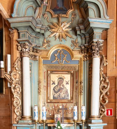 Zdjęcie nr 1: Ołtarz o strukturze architektonicznej, jednoosiowy, jednokondygnacyjny ze zwieńczeniem. Mensa ołtarzowa składająca się z wysokiego cokołu i skrzyni o bokach lekko zwężających się ku dołowi. Antepedium  w formie poziomej płyciny zwężającej się ku dołowi, spiętej stylizowanymi liśćmi w narożach. Wewnątrz zatarty, złoty napis: „O MARYA BEZ GRZẺCHU POCZĘ/TA MÓDL SIĘ ZA NAMI [KTÓ/RZY SIĘ DO CIEBIE] UCIEKAMY”. Portatyl z marmuru dębnickiego. Tabernakulum wmontowane w partię cokołu, delikatnie wysunięte do przodu, ustawione na niskim cokole i zamknięte profilowanym gzymsem. Nastawa ołtarzowa ustawiona na cokole, flankowana parą zdwojonych pilastrów i ustawionymi przed nimi kolumnami podtrzymującymi pełne, przerwane nad polem głównym belkowanie oraz wolutowy, przerywany przyczółek, na którym usadzony jest jeden aniołek po lewej stronie. Cokół nastawy zdobiony płycinami, wewnątrz których roślinny ornament. Pilastry dekorowane prostokątną płyciną, w polu której znajduje się ornament roślinny. Kolumny ustawione na bazach, trzony polichromowane na biało, kapitele kompozytowe, stylizowane. W polu środkowym duża wnęka, ujęta ramą w kształcie stojącego prostokąta zamkniętego łukiem nadwieszonym. Wewnętrz w czterech piątych wysokości wyłożona złoconą tkaniną, u góry malowana na niebiesko i ozdobiona płaskorzeźbionym monogramem maryjnym. W polu umieszczony obraz w kształcie stojącego prostokąta Matki Boskiej Nieustającej Pomocy, dookoła rozwieszone wota. Kondygnacja ujęta uszami ze stylizowanego akantu, przeplecionego karbowaną wstęgą. 

Zwieńczenie w kształcie przypominającym stojący prostokąt o wklęsłych bokach, ujętych spływami wolutowymi oraz zamknięty falistym gzymsem utworzonym z dwóch wolut  spiętych stylizowaną muszlą. Szczyt zwieńczenia i górne naroża ozdobione rzeźbionymi kwiatami. W polu obraz Matki Boskiej Niepokalanie Poczętej w kształcie stojącego prostokąta o wklęsłych bokach i wklęsłych dolnych narożach, zamknięty u góry łukiem nadwieszonym. Rama po bokach spięta stylizowanymi liśćmi. Struktura polichromowana na kolor jasnozielony, kolumny na biało, snycerka złocona.