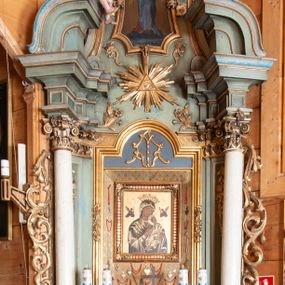 Zdjęcie nr 1: Ołtarz o strukturze architektonicznej, jednoosiowy, jednokondygnacyjny ze zwieńczeniem. Mensa ołtarzowa składająca się z wysokiego cokołu i skrzyni o bokach lekko zwężających się ku dołowi. Antepedium  w formie poziomej płyciny zwężającej się ku dołowi, spiętej stylizowanymi liśćmi w narożach. Wewnątrz zatarty, złoty napis: „O MARYA BEZ GRZẺCHU POCZĘ/TA MÓDL SIĘ ZA NAMI [KTÓ/RZY SIĘ DO CIEBIE] UCIEKAMY”. Portatyl z marmuru dębnickiego. Tabernakulum wmontowane w partię cokołu, delikatnie wysunięte do przodu, ustawione na niskim cokole i zamknięte profilowanym gzymsem. Nastawa ołtarzowa ustawiona na cokole, flankowana parą zdwojonych pilastrów i ustawionymi przed nimi kolumnami podtrzymującymi pełne, przerwane nad polem głównym belkowanie oraz wolutowy, przerywany przyczółek, na którym usadzony jest jeden aniołek po lewej stronie. Cokół nastawy zdobiony płycinami, wewnątrz których roślinny ornament. Pilastry dekorowane prostokątną płyciną, w polu której znajduje się ornament roślinny. Kolumny ustawione na bazach, trzony polichromowane na biało, kapitele kompozytowe, stylizowane. W polu środkowym duża wnęka, ujęta ramą w kształcie stojącego prostokąta zamkniętego łukiem nadwieszonym. Wewnętrz w czterech piątych wysokości wyłożona złoconą tkaniną, u góry malowana na niebiesko i ozdobiona płaskorzeźbionym monogramem maryjnym. W polu umieszczony obraz w kształcie stojącego prostokąta Matki Boskiej Nieustającej Pomocy, dookoła rozwieszone wota. Kondygnacja ujęta uszami ze stylizowanego akantu, przeplecionego karbowaną wstęgą. 

Zwieńczenie w kształcie przypominającym stojący prostokąt o wklęsłych bokach, ujętych spływami wolutowymi oraz zamknięty falistym gzymsem utworzonym z dwóch wolut  spiętych stylizowaną muszlą. Szczyt zwieńczenia i górne naroża ozdobione rzeźbionymi kwiatami. W polu obraz Matki Boskiej Niepokalanie Poczętej w kształcie stojącego prostokąta o wklęsłych bokach i wklęsłych dolnych narożach, zamknięty u góry łukiem nadwieszonym. Rama po bokach spięta stylizowanymi liśćmi. Struktura polichromowana na kolor jasnozielony, kolumny na biało, snycerka złocona.