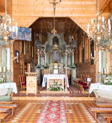 Zdjęcie nr 2: Ołtarz o strukturze architektonicznej, jednoosiowy, jednokondygnacyjny ze zwieńczeniem. Mensa ołtarzowa składająca się z wysokiego cokołu i skrzyni o bokach lekko zwężających się ku dołowi. Antepedium  w formie poziomej płyciny zwężającej się ku dołowi, spiętej stylizowanymi liśćmi w narożach. Wewnątrz zatarty, złoty napis: „O MARYA BEZ GRZẺCHU POCZĘ/TA MÓDL SIĘ ZA NAMI [KTÓ/RZY SIĘ DO CIEBIE] UCIEKAMY”. Portatyl z marmuru dębnickiego. Tabernakulum wmontowane w partię cokołu, delikatnie wysunięte do przodu, ustawione na niskim cokole i zamknięte profilowanym gzymsem. Nastawa ołtarzowa ustawiona na cokole, flankowana parą zdwojonych pilastrów i ustawionymi przed nimi kolumnami podtrzymującymi pełne, przerwane nad polem głównym belkowanie oraz wolutowy, przerywany przyczółek, na którym usadzony jest jeden aniołek po lewej stronie. Cokół nastawy zdobiony płycinami, wewnątrz których roślinny ornament. Pilastry dekorowane prostokątną płyciną, w polu której znajduje się ornament roślinny. Kolumny ustawione na bazach, trzony polichromowane na biało, kapitele kompozytowe, stylizowane. W polu środkowym duża wnęka, ujęta ramą w kształcie stojącego prostokąta zamkniętego łukiem nadwieszonym. Wewnętrz w czterech piątych wysokości wyłożona złoconą tkaniną, u góry malowana na niebiesko i ozdobiona płaskorzeźbionym monogramem maryjnym. W polu umieszczony obraz w kształcie stojącego prostokąta Matki Boskiej Nieustającej Pomocy, dookoła rozwieszone wota. Kondygnacja ujęta uszami ze stylizowanego akantu, przeplecionego karbowaną wstęgą. 

Zwieńczenie w kształcie przypominającym stojący prostokąt o wklęsłych bokach, ujętych spływami wolutowymi oraz zamknięty falistym gzymsem utworzonym z dwóch wolut  spiętych stylizowaną muszlą. Szczyt zwieńczenia i górne naroża ozdobione rzeźbionymi kwiatami. W polu obraz Matki Boskiej Niepokalanie Poczętej w kształcie stojącego prostokąta o wklęsłych bokach i wklęsłych dolnych narożach, zamknięty u góry łukiem nadwieszonym. Rama po bokach spięta stylizowanymi liśćmi. Struktura polichromowana na kolor jasnozielony, kolumny na biało, snycerka złocona.