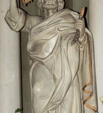 Zdjęcie nr 16: Nastawa architektoniczna, jednokondygnacyjna ze zwieńczeniem i bramkami; ustawiona na jednostopniowej podstawie. Ołtarz drewniany, prostopadłościenny, obity boazerią, mensa drewniana z kamiennym portatylem. Tabernakulum w formie drewnianej skrzynki na dwustrefowym cokole zryzalitowanym bo bokach, o lekko wklęsłej linii. Ścianka frontowa obita fakturowaną blachą; drzwiczki w formie kwadratu z aplikowanym krzyżem oraz literami: Α i Ω. Tron wystawienia w formie baldachimu podtrzymywanego przez parę skręconych kolumn oraz ścianką tylną zwieńczoną konchą; dekorowane wolutami utworzonymi z akantu i karbowanej wstęgi. W partii cokołu przejścia, flankowane skrajnie filarami, zakończonymi wyłamanym gzymsem zamykającym prześwity. 

Pole środkowe flankują dwie pary opilastrowanych filarów oraz dwie pary kolumn ustawionych pod kątem, dźwigających pełne belkowanie wyłamane na ich osi i przerwane nad polem środkowym oraz przerwany wolutowy przyczółek. W polu środkowym płytka nisza w formie stojącego prostokąta zamkniętego łukiem wklęsło-wypukłym z uskokami z obrazem Przemienienie Pańskie, ujęta profilowaną ramą. Powyżej kartusz z napisem: „Hic est Filius / meus dilectus, in quo / mihi complacui / S(ant) Joan”. Pomiędzy kolumnami figury św. Piotra po lewej stronie i św. Pawła po prawej stronie. 

Zwieńczenie w formie stojącego prostokąta ujętego pilastrami, zamkniętego gzymsem w kształcie łuku kotarowego; po bokach ujęte spływami wolutowymi. W polu środkowym obraz św. Antoniego Padewskiego, umieszczony w ramie w kształcie stojącego prostokąta zamkniętego łukiem wklęsło-wypukłym z uskokami.  Na przerwanych przyczółkach siedzące figury aniołów. W partii trzonów pilastrów kondygnacji i zwieńczenia kampanule. Pole zwieńczenia w przyłuczach oraz na spływach wolutowe zwieńczenia zdobione stylizowanym akantem. Struktura polichromowana na kolor jasnozielony, cokoły i gzymsy na kolor szary, trzony kolumn białe, ornamentyka złocona. 