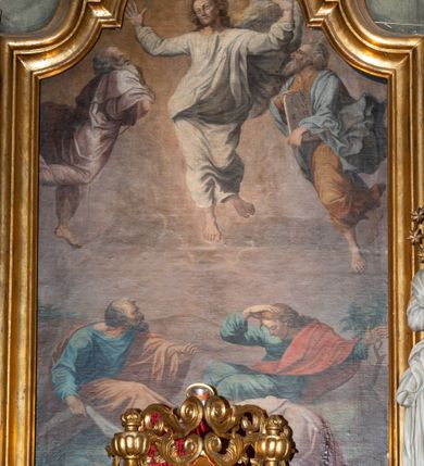 Zdjęcie nr 7: Nastawa architektoniczna, jednokondygnacyjna ze zwieńczeniem i bramkami; ustawiona na jednostopniowej podstawie. Ołtarz drewniany, prostopadłościenny, obity boazerią, mensa drewniana z kamiennym portatylem. Tabernakulum w formie drewnianej skrzynki na dwustrefowym cokole zryzalitowanym bo bokach, o lekko wklęsłej linii. Ścianka frontowa obita fakturowaną blachą; drzwiczki w formie kwadratu z aplikowanym krzyżem oraz literami: Α i Ω. Tron wystawienia w formie baldachimu podtrzymywanego przez parę skręconych kolumn oraz ścianką tylną zwieńczoną konchą; dekorowane wolutami utworzonymi z akantu i karbowanej wstęgi. W partii cokołu przejścia, flankowane skrajnie filarami, zakończonymi wyłamanym gzymsem zamykającym prześwity. 

Pole środkowe flankują dwie pary opilastrowanych filarów oraz dwie pary kolumn ustawionych pod kątem, dźwigających pełne belkowanie wyłamane na ich osi i przerwane nad polem środkowym oraz przerwany wolutowy przyczółek. W polu środkowym płytka nisza w formie stojącego prostokąta zamkniętego łukiem wklęsło-wypukłym z uskokami z obrazem Przemienienie Pańskie, ujęta profilowaną ramą. Powyżej kartusz z napisem: „Hic est Filius / meus dilectus, in quo / mihi complacui / S(ant) Joan”. Pomiędzy kolumnami figury św. Piotra po lewej stronie i św. Pawła po prawej stronie. 

Zwieńczenie w formie stojącego prostokąta ujętego pilastrami, zamkniętego gzymsem w kształcie łuku kotarowego; po bokach ujęte spływami wolutowymi. W polu środkowym obraz św. Antoniego Padewskiego, umieszczony w ramie w kształcie stojącego prostokąta zamkniętego łukiem wklęsło-wypukłym z uskokami.  Na przerwanych przyczółkach siedzące figury aniołów. W partii trzonów pilastrów kondygnacji i zwieńczenia kampanule. Pole zwieńczenia w przyłuczach oraz na spływach wolutowe zwieńczenia zdobione stylizowanym akantem. Struktura polichromowana na kolor jasnozielony, cokoły i gzymsy na kolor szary, trzony kolumn białe, ornamentyka złocona. 