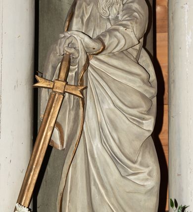 Zdjęcie nr 19: Nastawa architektoniczna, jednokondygnacyjna ze zwieńczeniem i bramkami; ustawiona na jednostopniowej podstawie. Ołtarz drewniany, prostopadłościenny, obity boazerią, mensa drewniana z kamiennym portatylem. Tabernakulum w formie drewnianej skrzynki na dwustrefowym cokole zryzalitowanym bo bokach, o lekko wklęsłej linii. Ścianka frontowa obita fakturowaną blachą; drzwiczki w formie kwadratu z aplikowanym krzyżem oraz literami: Α i Ω. Tron wystawienia w formie baldachimu podtrzymywanego przez parę skręconych kolumn oraz ścianką tylną zwieńczoną konchą; dekorowane wolutami utworzonymi z akantu i karbowanej wstęgi. W partii cokołu przejścia, flankowane skrajnie filarami, zakończonymi wyłamanym gzymsem zamykającym prześwity. 

Pole środkowe flankują dwie pary opilastrowanych filarów oraz dwie pary kolumn ustawionych pod kątem, dźwigających pełne belkowanie wyłamane na ich osi i przerwane nad polem środkowym oraz przerwany wolutowy przyczółek. W polu środkowym płytka nisza w formie stojącego prostokąta zamkniętego łukiem wklęsło-wypukłym z uskokami z obrazem Przemienienie Pańskie, ujęta profilowaną ramą. Powyżej kartusz z napisem: „Hic est Filius / meus dilectus, in quo / mihi complacui / S(ant) Joan”. Pomiędzy kolumnami figury św. Piotra po lewej stronie i św. Pawła po prawej stronie. 

Zwieńczenie w formie stojącego prostokąta ujętego pilastrami, zamkniętego gzymsem w kształcie łuku kotarowego; po bokach ujęte spływami wolutowymi. W polu środkowym obraz św. Antoniego Padewskiego, umieszczony w ramie w kształcie stojącego prostokąta zamkniętego łukiem wklęsło-wypukłym z uskokami.  Na przerwanych przyczółkach siedzące figury aniołów. W partii trzonów pilastrów kondygnacji i zwieńczenia kampanule. Pole zwieńczenia w przyłuczach oraz na spływach wolutowe zwieńczenia zdobione stylizowanym akantem. Struktura polichromowana na kolor jasnozielony, cokoły i gzymsy na kolor szary, trzony kolumn białe, ornamentyka złocona. 