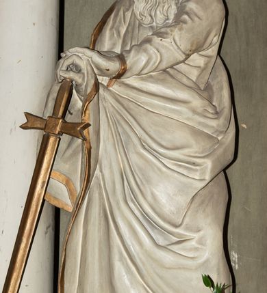 Zdjęcie nr 17: Nastawa architektoniczna, jednokondygnacyjna ze zwieńczeniem i bramkami; ustawiona na jednostopniowej podstawie. Ołtarz drewniany, prostopadłościenny, obity boazerią, mensa drewniana z kamiennym portatylem. Tabernakulum w formie drewnianej skrzynki na dwustrefowym cokole zryzalitowanym bo bokach, o lekko wklęsłej linii. Ścianka frontowa obita fakturowaną blachą; drzwiczki w formie kwadratu z aplikowanym krzyżem oraz literami: Α i Ω. Tron wystawienia w formie baldachimu podtrzymywanego przez parę skręconych kolumn oraz ścianką tylną zwieńczoną konchą; dekorowane wolutami utworzonymi z akantu i karbowanej wstęgi. W partii cokołu przejścia, flankowane skrajnie filarami, zakończonymi wyłamanym gzymsem zamykającym prześwity. 

Pole środkowe flankują dwie pary opilastrowanych filarów oraz dwie pary kolumn ustawionych pod kątem, dźwigających pełne belkowanie wyłamane na ich osi i przerwane nad polem środkowym oraz przerwany wolutowy przyczółek. W polu środkowym płytka nisza w formie stojącego prostokąta zamkniętego łukiem wklęsło-wypukłym z uskokami z obrazem Przemienienie Pańskie, ujęta profilowaną ramą. Powyżej kartusz z napisem: „Hic est Filius / meus dilectus, in quo / mihi complacui / S(ant) Joan”. Pomiędzy kolumnami figury św. Piotra po lewej stronie i św. Pawła po prawej stronie. 

Zwieńczenie w formie stojącego prostokąta ujętego pilastrami, zamkniętego gzymsem w kształcie łuku kotarowego; po bokach ujęte spływami wolutowymi. W polu środkowym obraz św. Antoniego Padewskiego, umieszczony w ramie w kształcie stojącego prostokąta zamkniętego łukiem wklęsło-wypukłym z uskokami.  Na przerwanych przyczółkach siedzące figury aniołów. W partii trzonów pilastrów kondygnacji i zwieńczenia kampanule. Pole zwieńczenia w przyłuczach oraz na spływach wolutowe zwieńczenia zdobione stylizowanym akantem. Struktura polichromowana na kolor jasnozielony, cokoły i gzymsy na kolor szary, trzony kolumn białe, ornamentyka złocona. 