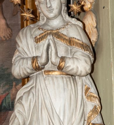 Zdjęcie nr 20: Nastawa architektoniczna, jednokondygnacyjna ze zwieńczeniem i bramkami; ustawiona na jednostopniowej podstawie. Ołtarz drewniany, prostopadłościenny, obity boazerią, mensa drewniana z kamiennym portatylem. Tabernakulum w formie drewnianej skrzynki na dwustrefowym cokole zryzalitowanym bo bokach, o lekko wklęsłej linii. Ścianka frontowa obita fakturowaną blachą; drzwiczki w formie kwadratu z aplikowanym krzyżem oraz literami: Α i Ω. Tron wystawienia w formie baldachimu podtrzymywanego przez parę skręconych kolumn oraz ścianką tylną zwieńczoną konchą; dekorowane wolutami utworzonymi z akantu i karbowanej wstęgi. W partii cokołu przejścia, flankowane skrajnie filarami, zakończonymi wyłamanym gzymsem zamykającym prześwity. 

Pole środkowe flankują dwie pary opilastrowanych filarów oraz dwie pary kolumn ustawionych pod kątem, dźwigających pełne belkowanie wyłamane na ich osi i przerwane nad polem środkowym oraz przerwany wolutowy przyczółek. W polu środkowym płytka nisza w formie stojącego prostokąta zamkniętego łukiem wklęsło-wypukłym z uskokami z obrazem Przemienienie Pańskie, ujęta profilowaną ramą. Powyżej kartusz z napisem: „Hic est Filius / meus dilectus, in quo / mihi complacui / S(ant) Joan”. Pomiędzy kolumnami figury św. Piotra po lewej stronie i św. Pawła po prawej stronie. 

Zwieńczenie w formie stojącego prostokąta ujętego pilastrami, zamkniętego gzymsem w kształcie łuku kotarowego; po bokach ujęte spływami wolutowymi. W polu środkowym obraz św. Antoniego Padewskiego, umieszczony w ramie w kształcie stojącego prostokąta zamkniętego łukiem wklęsło-wypukłym z uskokami.  Na przerwanych przyczółkach siedzące figury aniołów. W partii trzonów pilastrów kondygnacji i zwieńczenia kampanule. Pole zwieńczenia w przyłuczach oraz na spływach wolutowe zwieńczenia zdobione stylizowanym akantem. Struktura polichromowana na kolor jasnozielony, cokoły i gzymsy na kolor szary, trzony kolumn białe, ornamentyka złocona. 