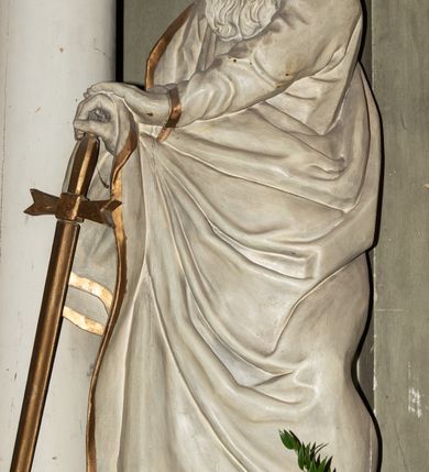 Zdjęcie nr 21: Nastawa architektoniczna, jednokondygnacyjna ze zwieńczeniem i bramkami; ustawiona na jednostopniowej podstawie. Ołtarz drewniany, prostopadłościenny, obity boazerią, mensa drewniana z kamiennym portatylem. Tabernakulum w formie drewnianej skrzynki na dwustrefowym cokole zryzalitowanym bo bokach, o lekko wklęsłej linii. Ścianka frontowa obita fakturowaną blachą; drzwiczki w formie kwadratu z aplikowanym krzyżem oraz literami: Α i Ω. Tron wystawienia w formie baldachimu podtrzymywanego przez parę skręconych kolumn oraz ścianką tylną zwieńczoną konchą; dekorowane wolutami utworzonymi z akantu i karbowanej wstęgi. W partii cokołu przejścia, flankowane skrajnie filarami, zakończonymi wyłamanym gzymsem zamykającym prześwity. 

Pole środkowe flankują dwie pary opilastrowanych filarów oraz dwie pary kolumn ustawionych pod kątem, dźwigających pełne belkowanie wyłamane na ich osi i przerwane nad polem środkowym oraz przerwany wolutowy przyczółek. W polu środkowym płytka nisza w formie stojącego prostokąta zamkniętego łukiem wklęsło-wypukłym z uskokami z obrazem Przemienienie Pańskie, ujęta profilowaną ramą. Powyżej kartusz z napisem: „Hic est Filius / meus dilectus, in quo / mihi complacui / S(ant) Joan”. Pomiędzy kolumnami figury św. Piotra po lewej stronie i św. Pawła po prawej stronie. 

Zwieńczenie w formie stojącego prostokąta ujętego pilastrami, zamkniętego gzymsem w kształcie łuku kotarowego; po bokach ujęte spływami wolutowymi. W polu środkowym obraz św. Antoniego Padewskiego, umieszczony w ramie w kształcie stojącego prostokąta zamkniętego łukiem wklęsło-wypukłym z uskokami.  Na przerwanych przyczółkach siedzące figury aniołów. W partii trzonów pilastrów kondygnacji i zwieńczenia kampanule. Pole zwieńczenia w przyłuczach oraz na spływach wolutowe zwieńczenia zdobione stylizowanym akantem. Struktura polichromowana na kolor jasnozielony, cokoły i gzymsy na kolor szary, trzony kolumn białe, ornamentyka złocona. 