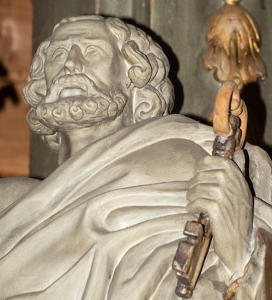 Zdjęcie nr 22: Nastawa architektoniczna, jednokondygnacyjna ze zwieńczeniem i bramkami; ustawiona na jednostopniowej podstawie. Ołtarz drewniany, prostopadłościenny, obity boazerią, mensa drewniana z kamiennym portatylem. Tabernakulum w formie drewnianej skrzynki na dwustrefowym cokole zryzalitowanym bo bokach, o lekko wklęsłej linii. Ścianka frontowa obita fakturowaną blachą; drzwiczki w formie kwadratu z aplikowanym krzyżem oraz literami: Α i Ω. Tron wystawienia w formie baldachimu podtrzymywanego przez parę skręconych kolumn oraz ścianką tylną zwieńczoną konchą; dekorowane wolutami utworzonymi z akantu i karbowanej wstęgi. W partii cokołu przejścia, flankowane skrajnie filarami, zakończonymi wyłamanym gzymsem zamykającym prześwity. 

Pole środkowe flankują dwie pary opilastrowanych filarów oraz dwie pary kolumn ustawionych pod kątem, dźwigających pełne belkowanie wyłamane na ich osi i przerwane nad polem środkowym oraz przerwany wolutowy przyczółek. W polu środkowym płytka nisza w formie stojącego prostokąta zamkniętego łukiem wklęsło-wypukłym z uskokami z obrazem Przemienienie Pańskie, ujęta profilowaną ramą. Powyżej kartusz z napisem: „Hic est Filius / meus dilectus, in quo / mihi complacui / S(ant) Joan”. Pomiędzy kolumnami figury św. Piotra po lewej stronie i św. Pawła po prawej stronie. 

Zwieńczenie w formie stojącego prostokąta ujętego pilastrami, zamkniętego gzymsem w kształcie łuku kotarowego; po bokach ujęte spływami wolutowymi. W polu środkowym obraz św. Antoniego Padewskiego, umieszczony w ramie w kształcie stojącego prostokąta zamkniętego łukiem wklęsło-wypukłym z uskokami.  Na przerwanych przyczółkach siedzące figury aniołów. W partii trzonów pilastrów kondygnacji i zwieńczenia kampanule. Pole zwieńczenia w przyłuczach oraz na spływach wolutowe zwieńczenia zdobione stylizowanym akantem. Struktura polichromowana na kolor jasnozielony, cokoły i gzymsy na kolor szary, trzony kolumn białe, ornamentyka złocona. 