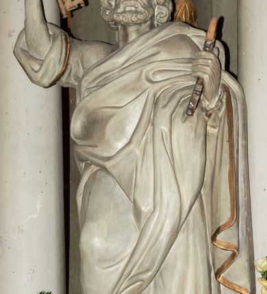 Zdjęcie nr 25: Nastawa architektoniczna, jednokondygnacyjna ze zwieńczeniem i bramkami; ustawiona na jednostopniowej podstawie. Ołtarz drewniany, prostopadłościenny, obity boazerią, mensa drewniana z kamiennym portatylem. Tabernakulum w formie drewnianej skrzynki na dwustrefowym cokole zryzalitowanym bo bokach, o lekko wklęsłej linii. Ścianka frontowa obita fakturowaną blachą; drzwiczki w formie kwadratu z aplikowanym krzyżem oraz literami: Α i Ω. Tron wystawienia w formie baldachimu podtrzymywanego przez parę skręconych kolumn oraz ścianką tylną zwieńczoną konchą; dekorowane wolutami utworzonymi z akantu i karbowanej wstęgi. W partii cokołu przejścia, flankowane skrajnie filarami, zakończonymi wyłamanym gzymsem zamykającym prześwity. 

Pole środkowe flankują dwie pary opilastrowanych filarów oraz dwie pary kolumn ustawionych pod kątem, dźwigających pełne belkowanie wyłamane na ich osi i przerwane nad polem środkowym oraz przerwany wolutowy przyczółek. W polu środkowym płytka nisza w formie stojącego prostokąta zamkniętego łukiem wklęsło-wypukłym z uskokami z obrazem Przemienienie Pańskie, ujęta profilowaną ramą. Powyżej kartusz z napisem: „Hic est Filius / meus dilectus, in quo / mihi complacui / S(ant) Joan”. Pomiędzy kolumnami figury św. Piotra po lewej stronie i św. Pawła po prawej stronie. 

Zwieńczenie w formie stojącego prostokąta ujętego pilastrami, zamkniętego gzymsem w kształcie łuku kotarowego; po bokach ujęte spływami wolutowymi. W polu środkowym obraz św. Antoniego Padewskiego, umieszczony w ramie w kształcie stojącego prostokąta zamkniętego łukiem wklęsło-wypukłym z uskokami.  Na przerwanych przyczółkach siedzące figury aniołów. W partii trzonów pilastrów kondygnacji i zwieńczenia kampanule. Pole zwieńczenia w przyłuczach oraz na spływach wolutowe zwieńczenia zdobione stylizowanym akantem. Struktura polichromowana na kolor jasnozielony, cokoły i gzymsy na kolor szary, trzony kolumn białe, ornamentyka złocona. 