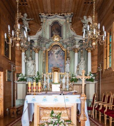 Zdjęcie nr 1: Nastawa architektoniczna, jednokondygnacyjna ze zwieńczeniem i bramkami; ustawiona na jednostopniowej podstawie. Ołtarz drewniany, prostopadłościenny, obity boazerią, mensa drewniana z kamiennym portatylem. Tabernakulum w formie drewnianej skrzynki na dwustrefowym cokole zryzalitowanym bo bokach, o lekko wklęsłej linii. Ścianka frontowa obita fakturowaną blachą; drzwiczki w formie kwadratu z aplikowanym krzyżem oraz literami: Α i Ω. Tron wystawienia w formie baldachimu podtrzymywanego przez parę skręconych kolumn oraz ścianką tylną zwieńczoną konchą; dekorowane wolutami utworzonymi z akantu i karbowanej wstęgi. W partii cokołu przejścia, flankowane skrajnie filarami, zakończonymi wyłamanym gzymsem zamykającym prześwity. 

Pole środkowe flankują dwie pary opilastrowanych filarów oraz dwie pary kolumn ustawionych pod kątem, dźwigających pełne belkowanie wyłamane na ich osi i przerwane nad polem środkowym oraz przerwany wolutowy przyczółek. W polu środkowym płytka nisza w formie stojącego prostokąta zamkniętego łukiem wklęsło-wypukłym z uskokami z obrazem Przemienienie Pańskie, ujęta profilowaną ramą. Powyżej kartusz z napisem: „Hic est Filius / meus dilectus, in quo / mihi complacui / S(ant) Joan”. Pomiędzy kolumnami figury św. Piotra po lewej stronie i św. Pawła po prawej stronie. 

Zwieńczenie w formie stojącego prostokąta ujętego pilastrami, zamkniętego gzymsem w kształcie łuku kotarowego; po bokach ujęte spływami wolutowymi. W polu środkowym obraz św. Antoniego Padewskiego, umieszczony w ramie w kształcie stojącego prostokąta zamkniętego łukiem wklęsło-wypukłym z uskokami.  Na przerwanych przyczółkach siedzące figury aniołów. W partii trzonów pilastrów kondygnacji i zwieńczenia kampanule. Pole zwieńczenia w przyłuczach oraz na spływach wolutowe zwieńczenia zdobione stylizowanym akantem. Struktura polichromowana na kolor jasnozielony, cokoły i gzymsy na kolor szary, trzony kolumn białe, ornamentyka złocona. 