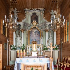 Zdjęcie nr 1: Nastawa architektoniczna, jednokondygnacyjna ze zwieńczeniem i bramkami; ustawiona na jednostopniowej podstawie. Ołtarz drewniany, prostopadłościenny, obity boazerią, mensa drewniana z kamiennym portatylem. Tabernakulum w formie drewnianej skrzynki na dwustrefowym cokole zryzalitowanym bo bokach, o lekko wklęsłej linii. Ścianka frontowa obita fakturowaną blachą; drzwiczki w formie kwadratu z aplikowanym krzyżem oraz literami: Α i Ω. Tron wystawienia w formie baldachimu podtrzymywanego przez parę skręconych kolumn oraz ścianką tylną zwieńczoną konchą; dekorowane wolutami utworzonymi z akantu i karbowanej wstęgi. W partii cokołu przejścia, flankowane skrajnie filarami, zakończonymi wyłamanym gzymsem zamykającym prześwity. 

Pole środkowe flankują dwie pary opilastrowanych filarów oraz dwie pary kolumn ustawionych pod kątem, dźwigających pełne belkowanie wyłamane na ich osi i przerwane nad polem środkowym oraz przerwany wolutowy przyczółek. W polu środkowym płytka nisza w formie stojącego prostokąta zamkniętego łukiem wklęsło-wypukłym z uskokami z obrazem Przemienienie Pańskie, ujęta profilowaną ramą. Powyżej kartusz z napisem: „Hic est Filius / meus dilectus, in quo / mihi complacui / S(ant) Joan”. Pomiędzy kolumnami figury św. Piotra po lewej stronie i św. Pawła po prawej stronie. 

Zwieńczenie w formie stojącego prostokąta ujętego pilastrami, zamkniętego gzymsem w kształcie łuku kotarowego; po bokach ujęte spływami wolutowymi. W polu środkowym obraz św. Antoniego Padewskiego, umieszczony w ramie w kształcie stojącego prostokąta zamkniętego łukiem wklęsło-wypukłym z uskokami.  Na przerwanych przyczółkach siedzące figury aniołów. W partii trzonów pilastrów kondygnacji i zwieńczenia kampanule. Pole zwieńczenia w przyłuczach oraz na spływach wolutowe zwieńczenia zdobione stylizowanym akantem. Struktura polichromowana na kolor jasnozielony, cokoły i gzymsy na kolor szary, trzony kolumn białe, ornamentyka złocona. 