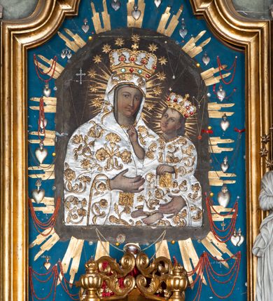 Zdjęcie nr 9: Nastawa architektoniczna, jednokondygnacyjna ze zwieńczeniem i bramkami; ustawiona na jednostopniowej podstawie. Ołtarz drewniany, prostopadłościenny, obity boazerią, mensa drewniana z kamiennym portatylem. Tabernakulum w formie drewnianej skrzynki na dwustrefowym cokole zryzalitowanym bo bokach, o lekko wklęsłej linii. Ścianka frontowa obita fakturowaną blachą; drzwiczki w formie kwadratu z aplikowanym krzyżem oraz literami: Α i Ω. Tron wystawienia w formie baldachimu podtrzymywanego przez parę skręconych kolumn oraz ścianką tylną zwieńczoną konchą; dekorowane wolutami utworzonymi z akantu i karbowanej wstęgi. W partii cokołu przejścia, flankowane skrajnie filarami, zakończonymi wyłamanym gzymsem zamykającym prześwity. 

Pole środkowe flankują dwie pary opilastrowanych filarów oraz dwie pary kolumn ustawionych pod kątem, dźwigających pełne belkowanie wyłamane na ich osi i przerwane nad polem środkowym oraz przerwany wolutowy przyczółek. W polu środkowym płytka nisza w formie stojącego prostokąta zamkniętego łukiem wklęsło-wypukłym z uskokami z obrazem Przemienienie Pańskie, ujęta profilowaną ramą. Powyżej kartusz z napisem: „Hic est Filius / meus dilectus, in quo / mihi complacui / S(ant) Joan”. Pomiędzy kolumnami figury św. Piotra po lewej stronie i św. Pawła po prawej stronie. 

Zwieńczenie w formie stojącego prostokąta ujętego pilastrami, zamkniętego gzymsem w kształcie łuku kotarowego; po bokach ujęte spływami wolutowymi. W polu środkowym obraz św. Antoniego Padewskiego, umieszczony w ramie w kształcie stojącego prostokąta zamkniętego łukiem wklęsło-wypukłym z uskokami.  Na przerwanych przyczółkach siedzące figury aniołów. W partii trzonów pilastrów kondygnacji i zwieńczenia kampanule. Pole zwieńczenia w przyłuczach oraz na spływach wolutowe zwieńczenia zdobione stylizowanym akantem. Struktura polichromowana na kolor jasnozielony, cokoły i gzymsy na kolor szary, trzony kolumn białe, ornamentyka złocona. 