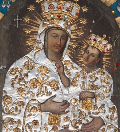 Zdjęcie nr 10: Nastawa architektoniczna, jednokondygnacyjna ze zwieńczeniem i bramkami; ustawiona na jednostopniowej podstawie. Ołtarz drewniany, prostopadłościenny, obity boazerią, mensa drewniana z kamiennym portatylem. Tabernakulum w formie drewnianej skrzynki na dwustrefowym cokole zryzalitowanym bo bokach, o lekko wklęsłej linii. Ścianka frontowa obita fakturowaną blachą; drzwiczki w formie kwadratu z aplikowanym krzyżem oraz literami: Α i Ω. Tron wystawienia w formie baldachimu podtrzymywanego przez parę skręconych kolumn oraz ścianką tylną zwieńczoną konchą; dekorowane wolutami utworzonymi z akantu i karbowanej wstęgi. W partii cokołu przejścia, flankowane skrajnie filarami, zakończonymi wyłamanym gzymsem zamykającym prześwity. 

Pole środkowe flankują dwie pary opilastrowanych filarów oraz dwie pary kolumn ustawionych pod kątem, dźwigających pełne belkowanie wyłamane na ich osi i przerwane nad polem środkowym oraz przerwany wolutowy przyczółek. W polu środkowym płytka nisza w formie stojącego prostokąta zamkniętego łukiem wklęsło-wypukłym z uskokami z obrazem Przemienienie Pańskie, ujęta profilowaną ramą. Powyżej kartusz z napisem: „Hic est Filius / meus dilectus, in quo / mihi complacui / S(ant) Joan”. Pomiędzy kolumnami figury św. Piotra po lewej stronie i św. Pawła po prawej stronie. 

Zwieńczenie w formie stojącego prostokąta ujętego pilastrami, zamkniętego gzymsem w kształcie łuku kotarowego; po bokach ujęte spływami wolutowymi. W polu środkowym obraz św. Antoniego Padewskiego, umieszczony w ramie w kształcie stojącego prostokąta zamkniętego łukiem wklęsło-wypukłym z uskokami.  Na przerwanych przyczółkach siedzące figury aniołów. W partii trzonów pilastrów kondygnacji i zwieńczenia kampanule. Pole zwieńczenia w przyłuczach oraz na spływach wolutowe zwieńczenia zdobione stylizowanym akantem. Struktura polichromowana na kolor jasnozielony, cokoły i gzymsy na kolor szary, trzony kolumn białe, ornamentyka złocona. 