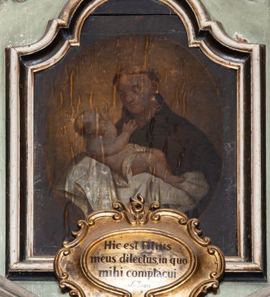 Zdjęcie nr 14: Nastawa architektoniczna, jednokondygnacyjna ze zwieńczeniem i bramkami; ustawiona na jednostopniowej podstawie. Ołtarz drewniany, prostopadłościenny, obity boazerią, mensa drewniana z kamiennym portatylem. Tabernakulum w formie drewnianej skrzynki na dwustrefowym cokole zryzalitowanym bo bokach, o lekko wklęsłej linii. Ścianka frontowa obita fakturowaną blachą; drzwiczki w formie kwadratu z aplikowanym krzyżem oraz literami: Α i Ω. Tron wystawienia w formie baldachimu podtrzymywanego przez parę skręconych kolumn oraz ścianką tylną zwieńczoną konchą; dekorowane wolutami utworzonymi z akantu i karbowanej wstęgi. W partii cokołu przejścia, flankowane skrajnie filarami, zakończonymi wyłamanym gzymsem zamykającym prześwity. 

Pole środkowe flankują dwie pary opilastrowanych filarów oraz dwie pary kolumn ustawionych pod kątem, dźwigających pełne belkowanie wyłamane na ich osi i przerwane nad polem środkowym oraz przerwany wolutowy przyczółek. W polu środkowym płytka nisza w formie stojącego prostokąta zamkniętego łukiem wklęsło-wypukłym z uskokami z obrazem Przemienienie Pańskie, ujęta profilowaną ramą. Powyżej kartusz z napisem: „Hic est Filius / meus dilectus, in quo / mihi complacui / S(ant) Joan”. Pomiędzy kolumnami figury św. Piotra po lewej stronie i św. Pawła po prawej stronie. 

Zwieńczenie w formie stojącego prostokąta ujętego pilastrami, zamkniętego gzymsem w kształcie łuku kotarowego; po bokach ujęte spływami wolutowymi. W polu środkowym obraz św. Antoniego Padewskiego, umieszczony w ramie w kształcie stojącego prostokąta zamkniętego łukiem wklęsło-wypukłym z uskokami.  Na przerwanych przyczółkach siedzące figury aniołów. W partii trzonów pilastrów kondygnacji i zwieńczenia kampanule. Pole zwieńczenia w przyłuczach oraz na spływach wolutowe zwieńczenia zdobione stylizowanym akantem. Struktura polichromowana na kolor jasnozielony, cokoły i gzymsy na kolor szary, trzony kolumn białe, ornamentyka złocona. 