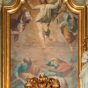 Zdjęcie nr 1: Obraz w kształcie stojącego prostokąta zamkniętego łukiem wklęsło-wypukłym z uskokami, ukazujący scenę Przemienienia Pańskiego na górze Tabor. U góry, pośrodku kompozycji pośród obłoków ukazany jest Chrystus z szeroko rozłożonymi rękami, głową przechyloną w prawą stronę i lewą nogą ugiętą w kolanie. Twarz podłużna z długim nosem, małymi ustami i dużymi oczami ze wzrokiem skierowanym do góry. Wokół głowy bujne i długie włosy. Chrystus ubrany jest w białą suknię oraz biały płaszcz. Po prawej stronie Zbawiciela stoi prorok Eliasz, a po lewej Mojżesz, obaj zwróceni w stronę Chrystusa. Eliasz ubrany jest w jasnoróżowe szaty (suknię i płaszcz), natomiast Mojżesz w brązową suknię i jasnoniebieski płaszcz. Obaj mają twarze o rysach starszych mężczyzn z siwymi włosami oraz długimi, siwymi brodami. Mojżesz ma na głowie dwa złote rogi, a w dłoniach trzyma tablice dekalogu z cyframi rzymskimi. W dolnej strefie kompozycji na tle wzniesienia ukazani są w poruszonych pozach św. Jan Ewangelista, św. Piotr oraz św. Jakub. Święty Piotr, przedstawiony po lewej stronie ubrany jest w błękitną suknię i brązowy płaszcz. Po prawej stronie siedzi św. Jan Ewangelista z długimi włosami, ubrany w zieloną suknię oraz czerwony płaszcz. Natomiast pośrodku znajduje się św. Jakub w jasnofioletowym płaszczu. Wszyscy o fizjonomiach dla nich charakterystycznych w ikonografii chrześcijańskiej: św. Jan – o fizjonomii młodzieńca z długimi włosami, a św. Piotr – z krótkimi i siwymi włosami oraz krótką brodą. W oddali widać górski krajobraz. Rama drewniana, profilowana i pozłacana.